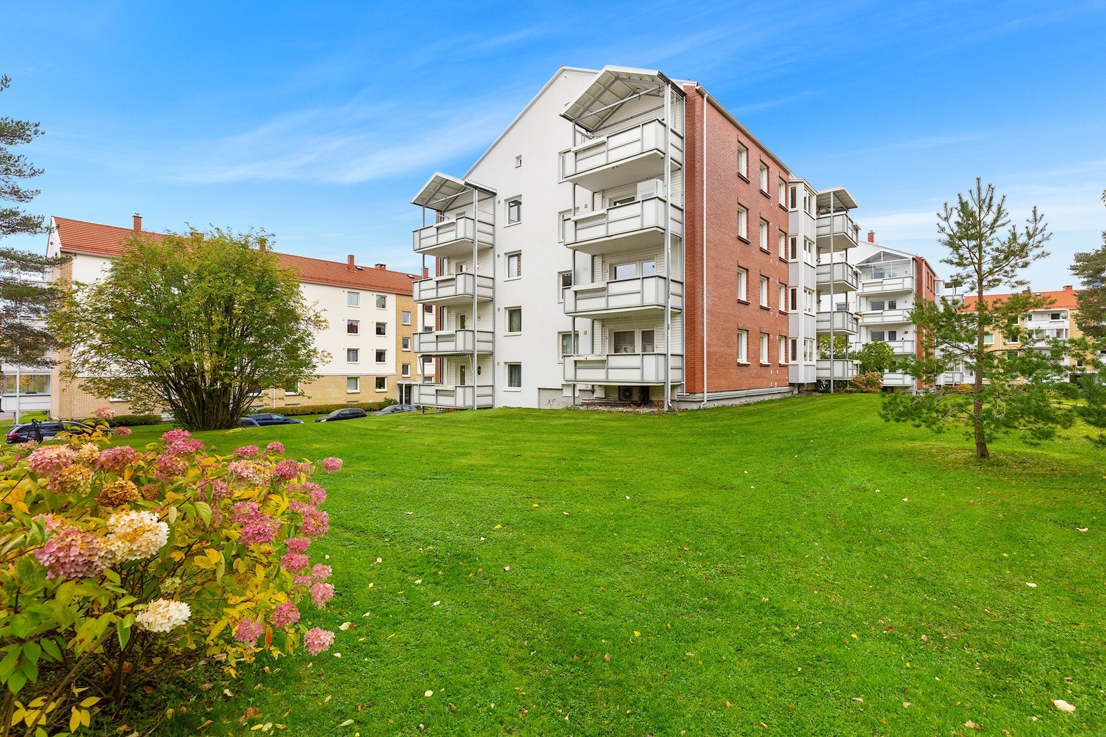 Kort vei til offentlig kommunikasjon med T-bane og buss med hyppige avganger. Få minutters gange til T-banestasjonen Bergkrystallen, som bruker ca. 18 min. til sentrum. Det tar ca. 8-10 min. til Oslo sentrum med bil. Galleribilde