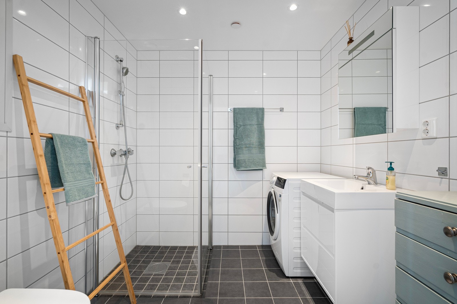 Romslig dusjbad/wc med opplegg for vaskemaskin Galleribilde