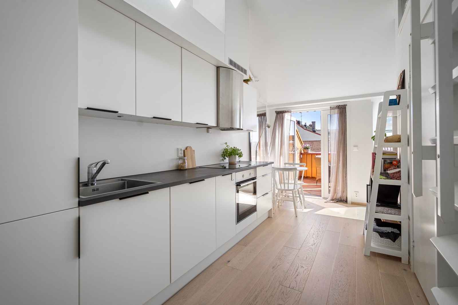 Kjøkkeninnredningen har slette fronter og fremstår som moderne Galleribilde