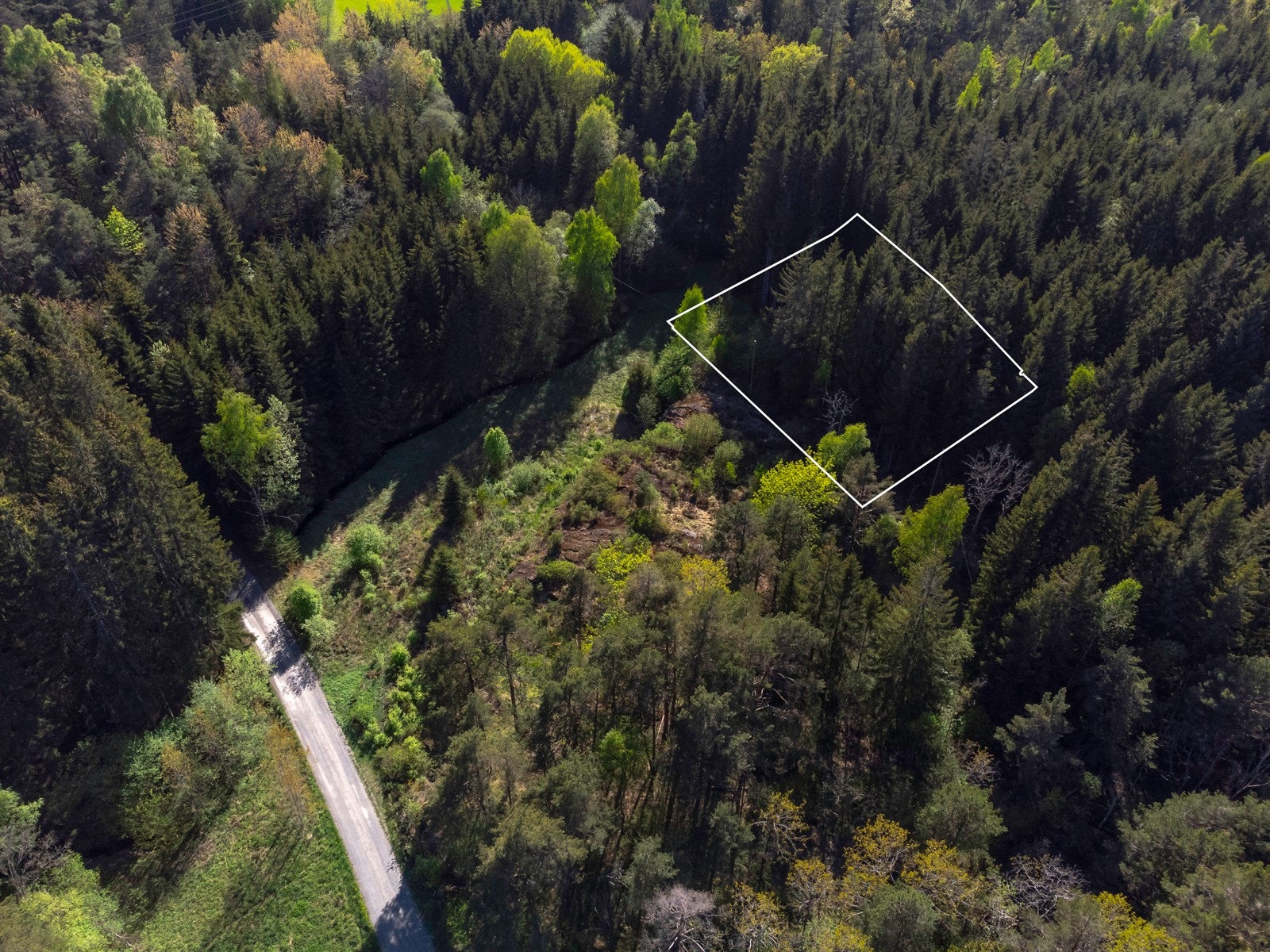 Tomten ligger i landlige og idylliske omgivelser. Galleribilde