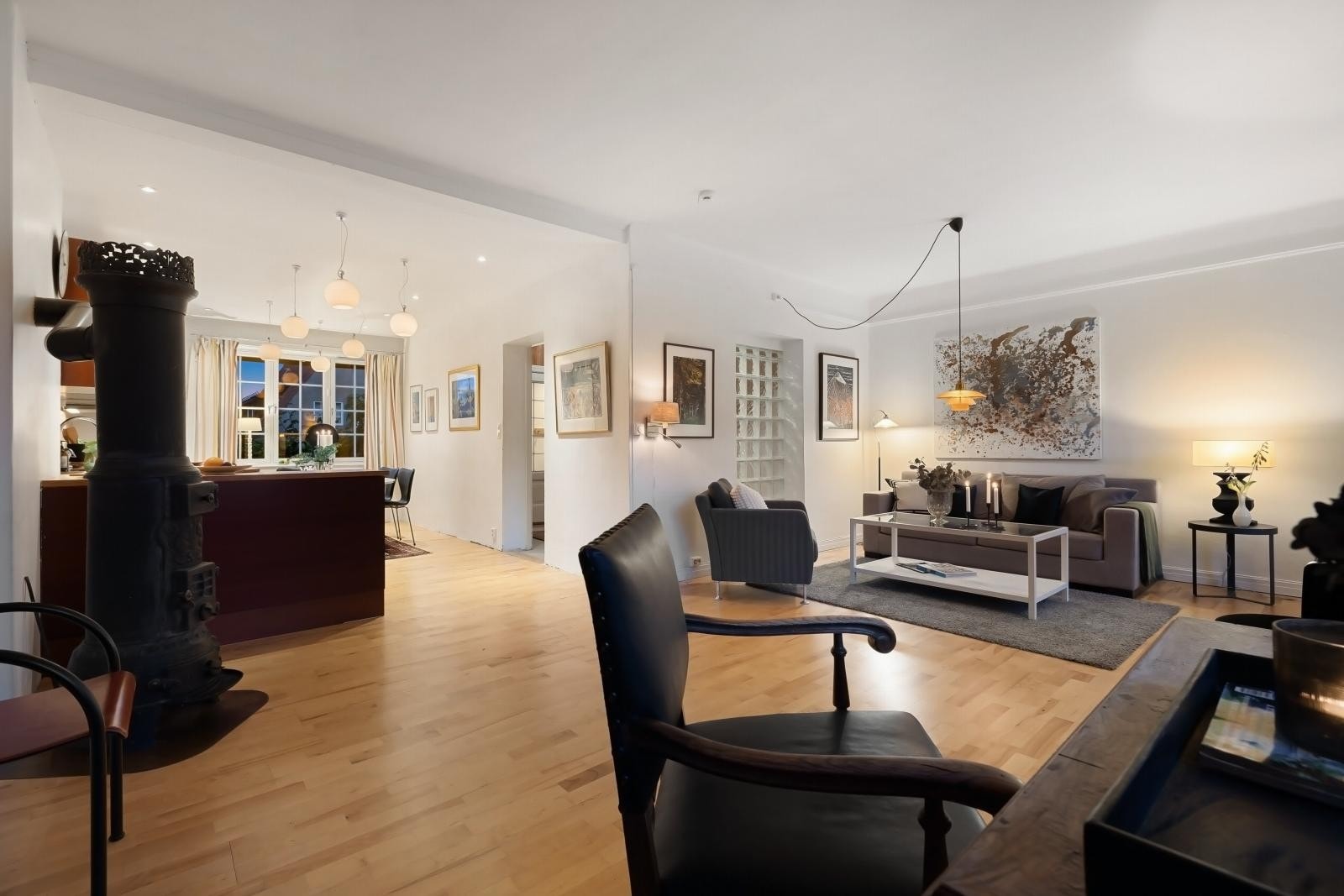 Stuen har god plass til sofaseksjon og øvrig møblement etter ønske og behov. Galleribilde