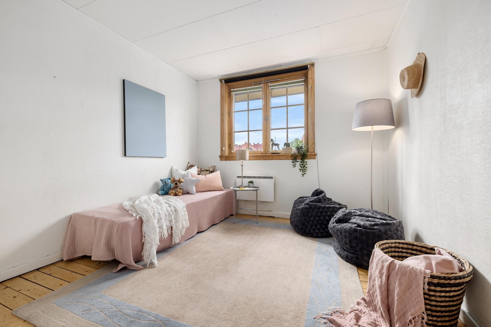 Soverom 2 med plass til seng, garderobeskap og skrivepult. Galleribilde