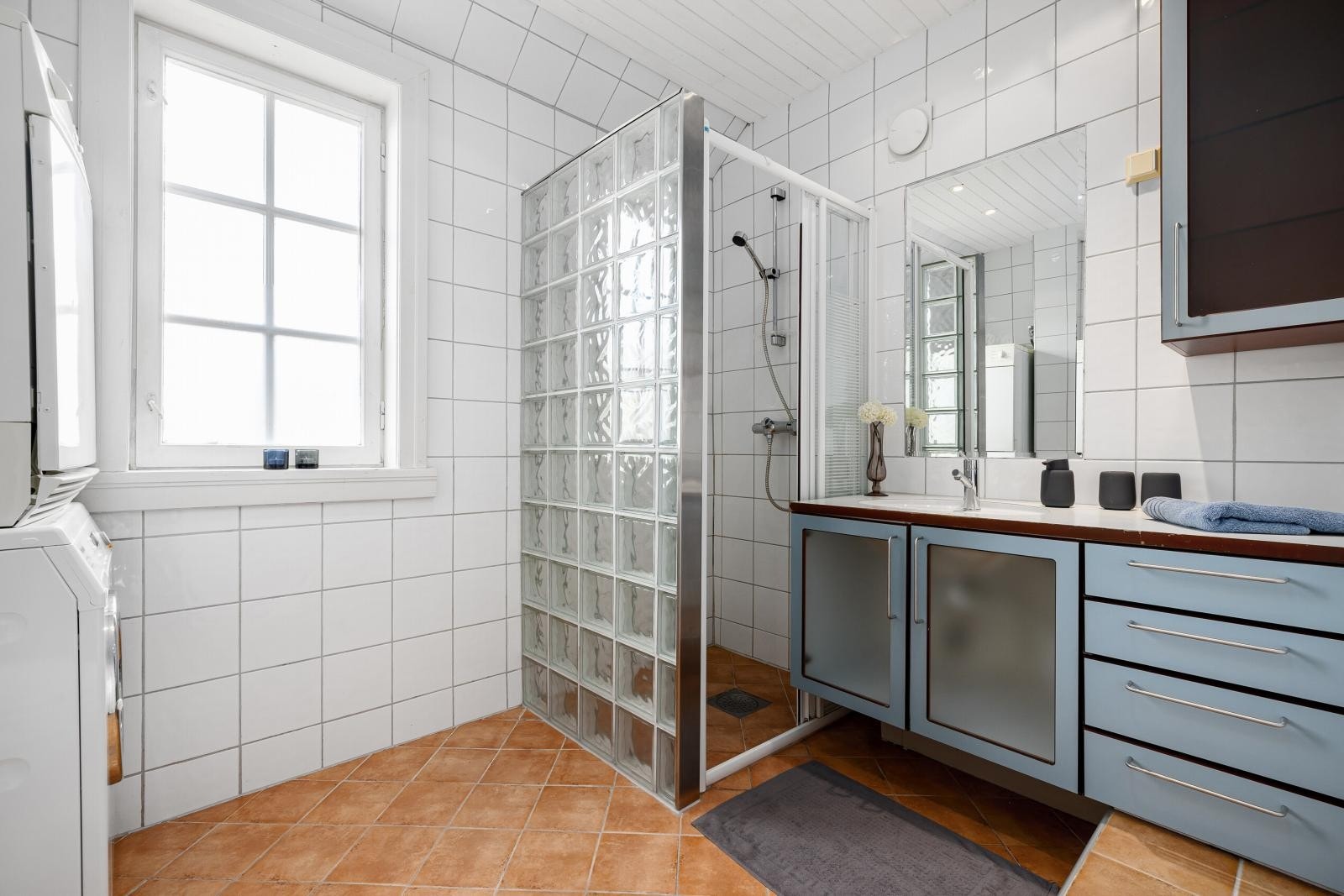 Hovedbadet som ble pusset opp i 2002 ligger i andre etasje. Det er fliser på vegger og gulv med varmekabler i gulvet. Badet inneholder dusj med faste felt og dør i herdet glass, samt vegg i glassbyggerstein, servant, klosett og opplegg for vaskemaskin. Galleribilde