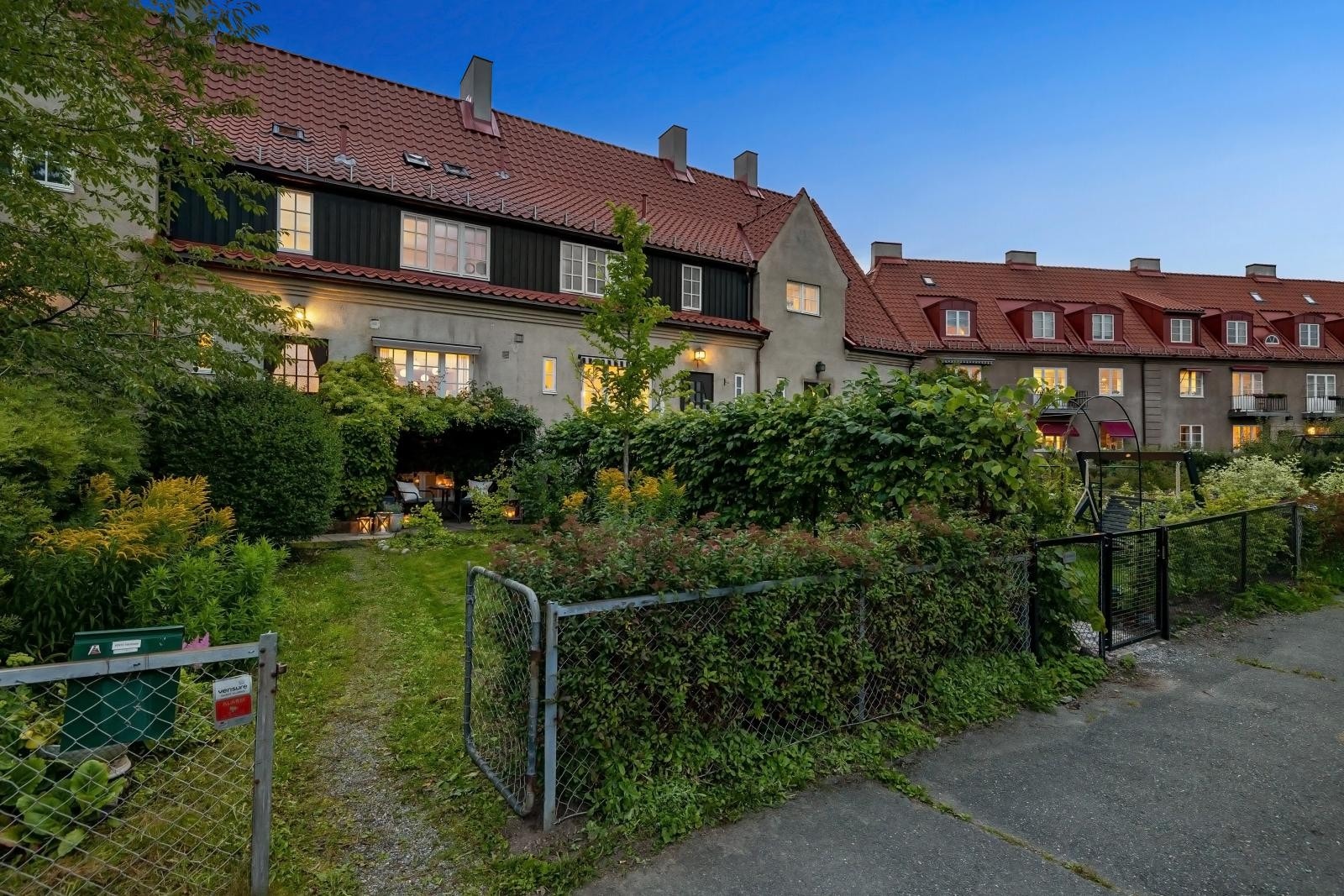 Nabolaget består av hyggelig naboskap, trygge internveier for barna og er beskrevet som et ekte barneparadis. Velkommen til visning! Galleribilde