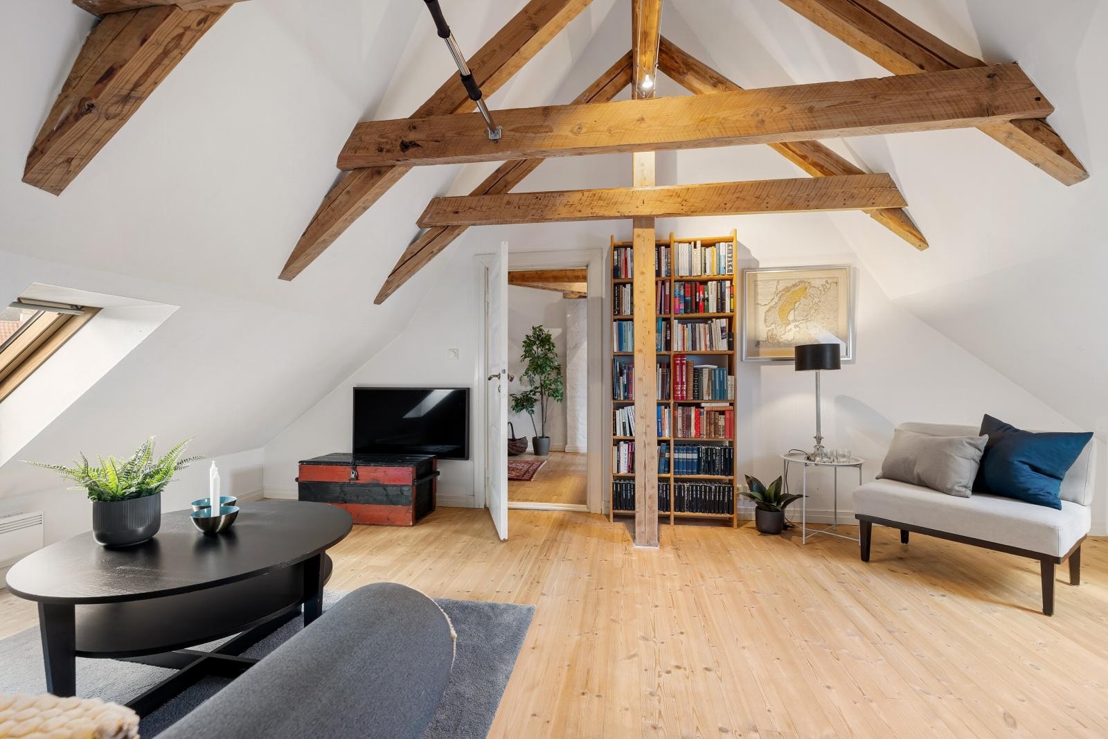 Flotte takbjelker på loftet gir lunhet og hygge. Galleribilde