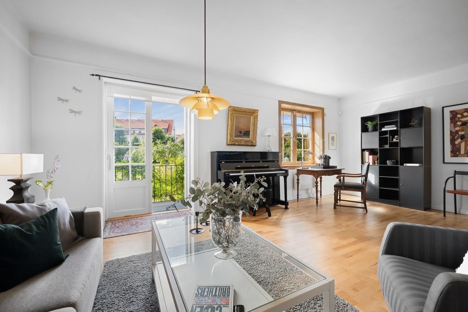 Verandaen har direkte utgang fra stuen og fører videre ned til hagen. Galleribilde