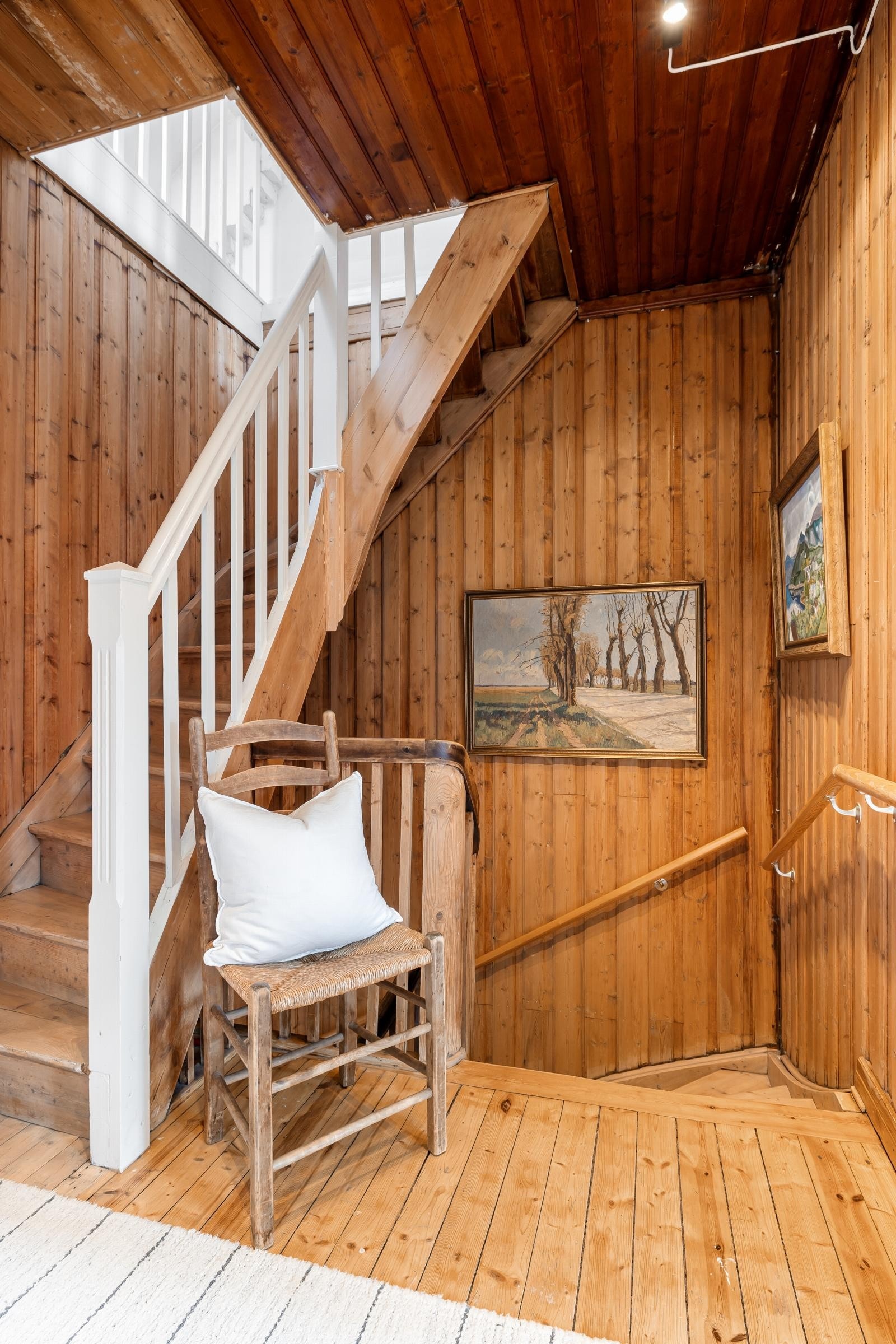 Innvendig finner man sjel og sjarm i ekte hagebystil med noe moderniseringsbehov. Galleribilde