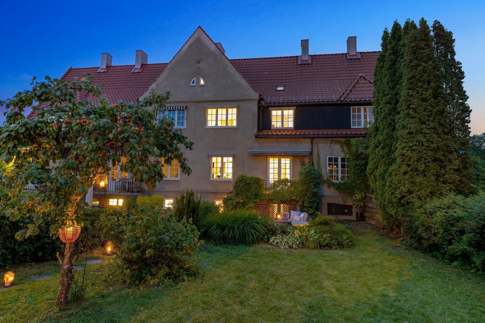 Rekkehuset ligger stille og tilbaketrukket til, med en frodig og grønn beliggenhet. Det er hage på to sider av huset med direkte utgang. Galleribilde