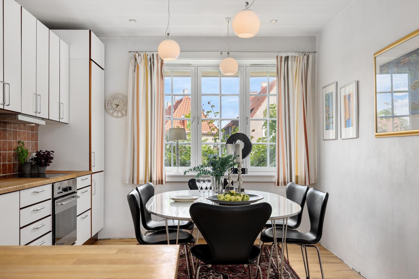 Lyset og utsynet til omgivelsene dominerer også opplevelsen når du kommer inn - her finnes ingen gjenboere. Galleribilde