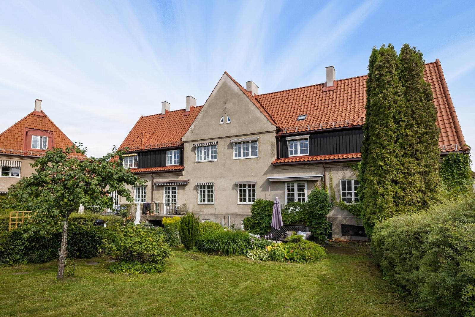 Boligen har en familievennlig planløsning som strekker seg over fire plan. Innvendig finner man sjel og sjarm i ekte hagebystil med noe moderniseringsbehov. Galleribilde