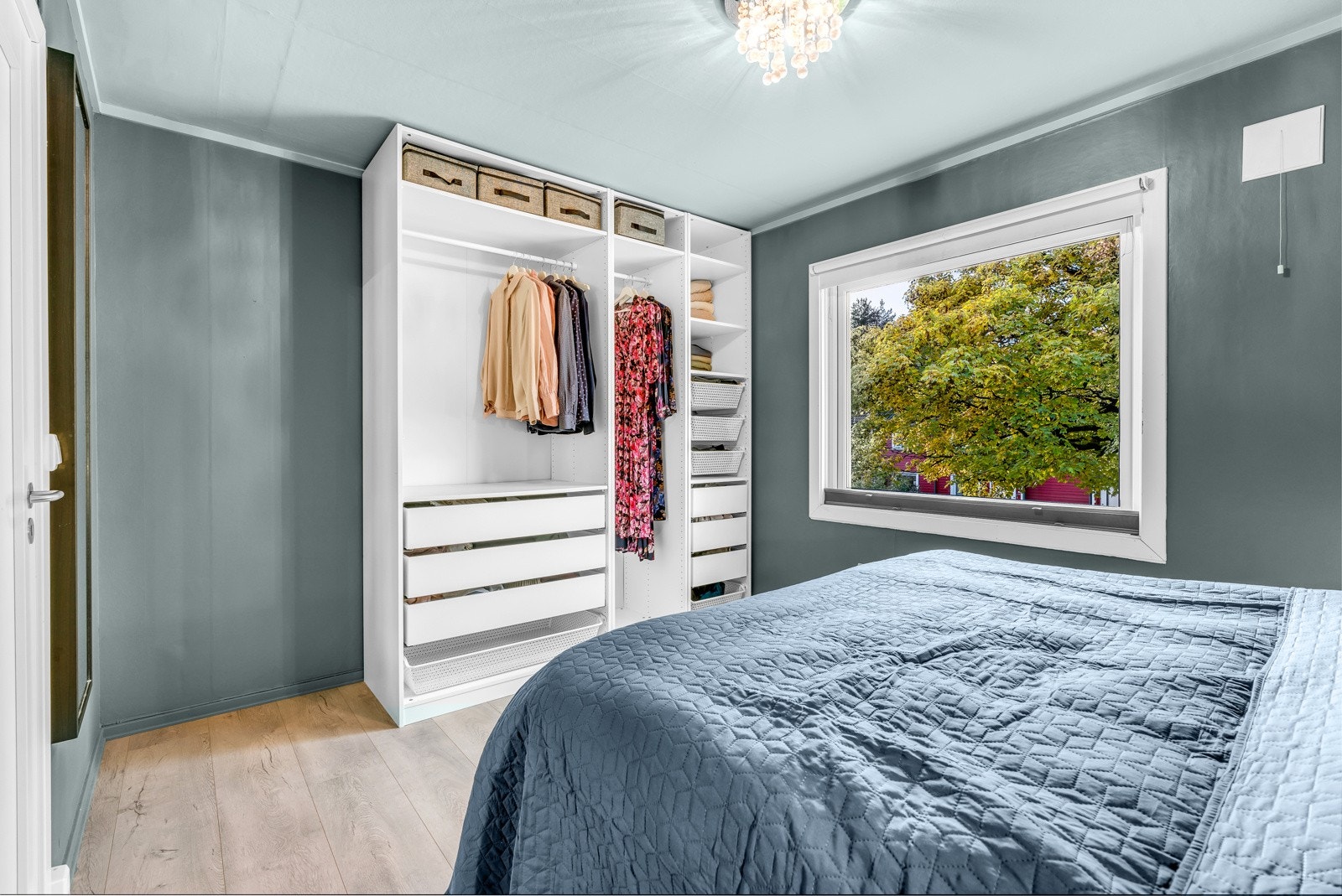 Medfølgende garderobeløsning som har plass til bekledningen din. Alle rommene vender ut mot et rolig område. Galleribilde