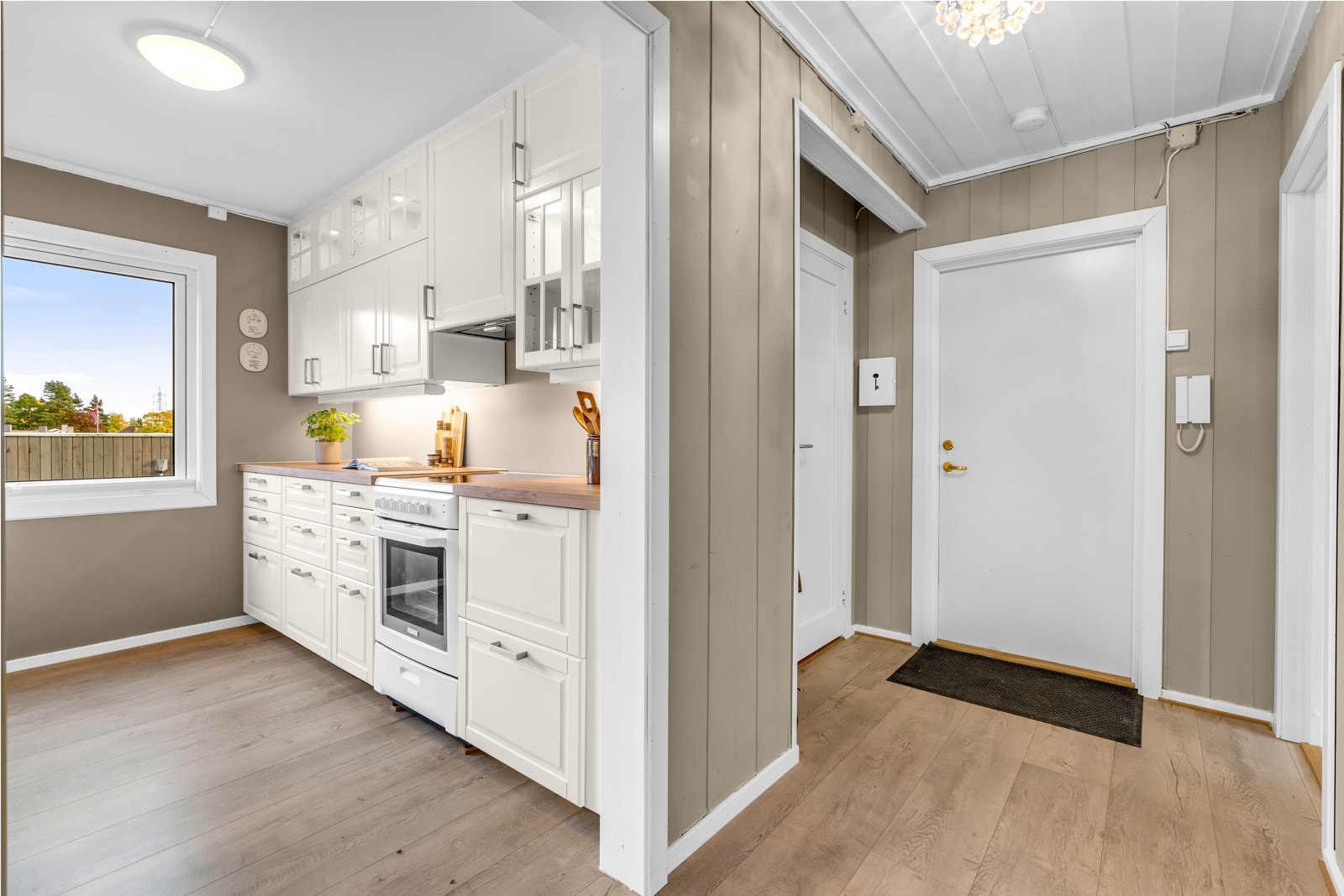 Kjøkkenet ligger adskilt fra stuen, men rommene er allikevel godt plassert i forhold til hverandre. Galleribilde