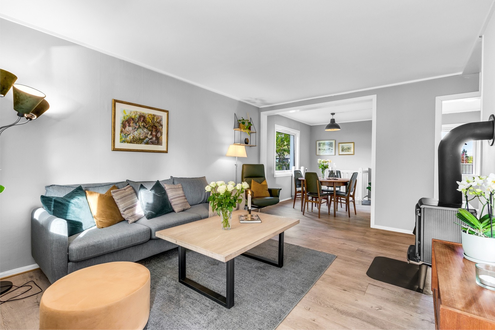 Stue som er delt inn i to soner; sofa- og tv stue samt egen spisestue. Galleribilde