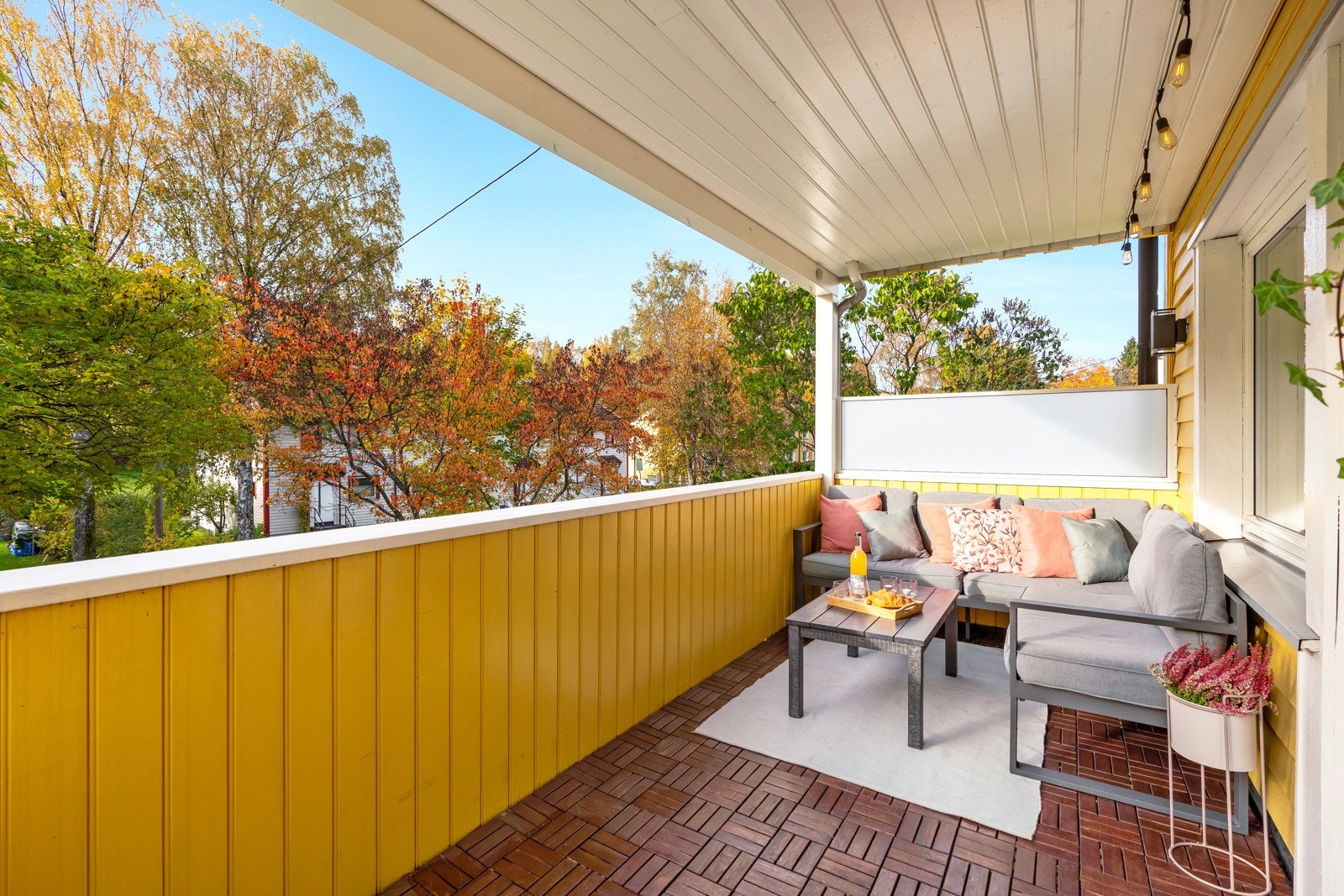 Balkongen på ca. 9 kvm ligger vestvendt til, så her kan solen nytes fra tidlig formiddag til sent på kveld. Direkte adkomst ned til grøntarealet. Galleribilde