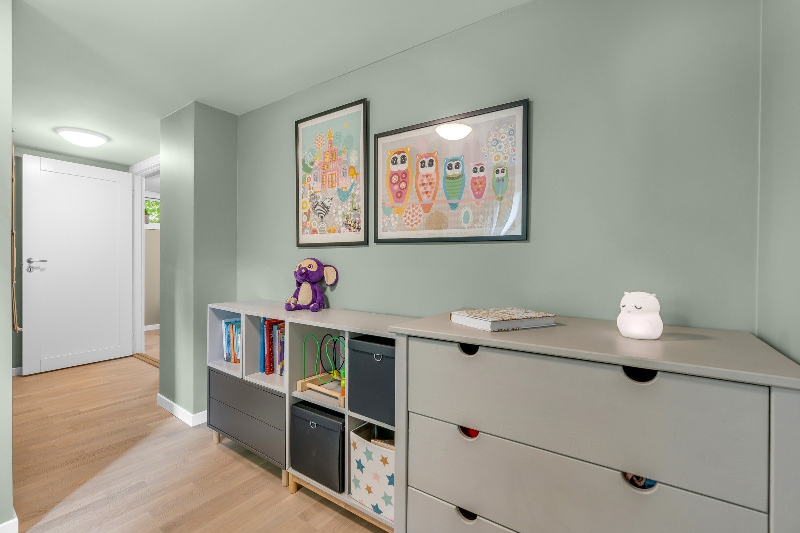 Det er lagt varmekabler under alle gulv i kjelleretasjen som gir en god og lun varme. Galleribilde