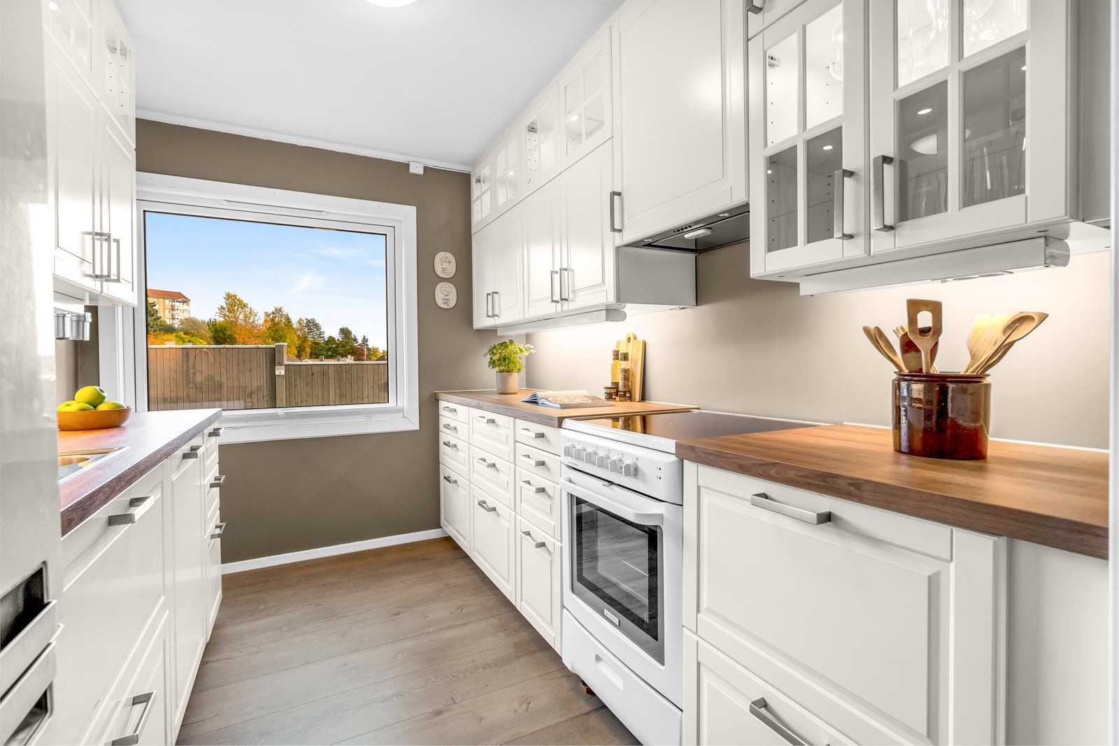 Rommet er utstyrt med masse benke- og skapplass, og et stort vindu med godt lysinnslipp sørger for at dette er et hyggelig arbeidsrom for tilberedning av måltidene. Benkeplaten er ny i oktober 2023. Galleribilde