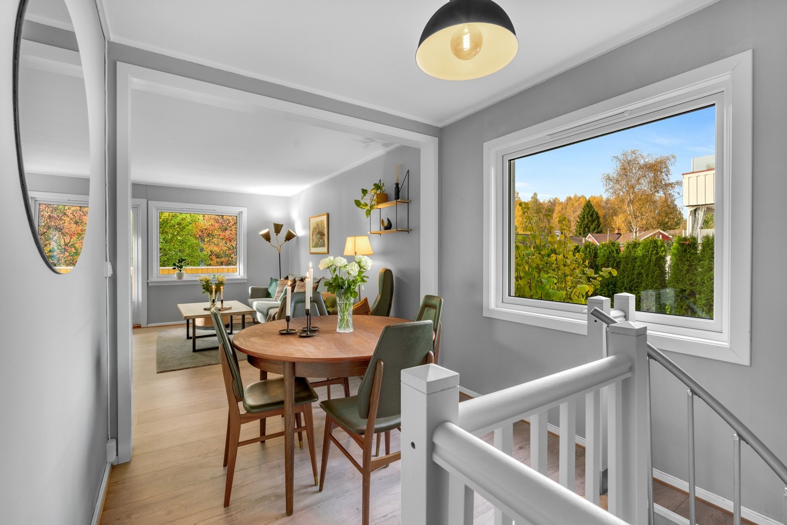 Innerst i stuen like ved trappegangen ned til kjelleretasjen er det plass til spisebord. Galleribilde