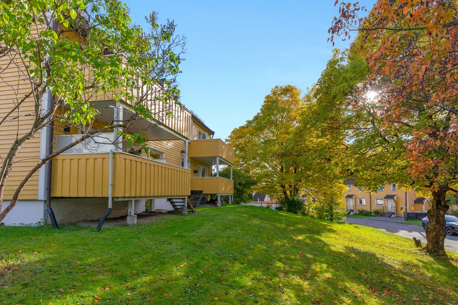 Boligen disponerer eget grøntområde nedenfor, som har et stort potensiale for videre utvikling med terrasser, beplantning, lekestativ m.m. Galleribilde