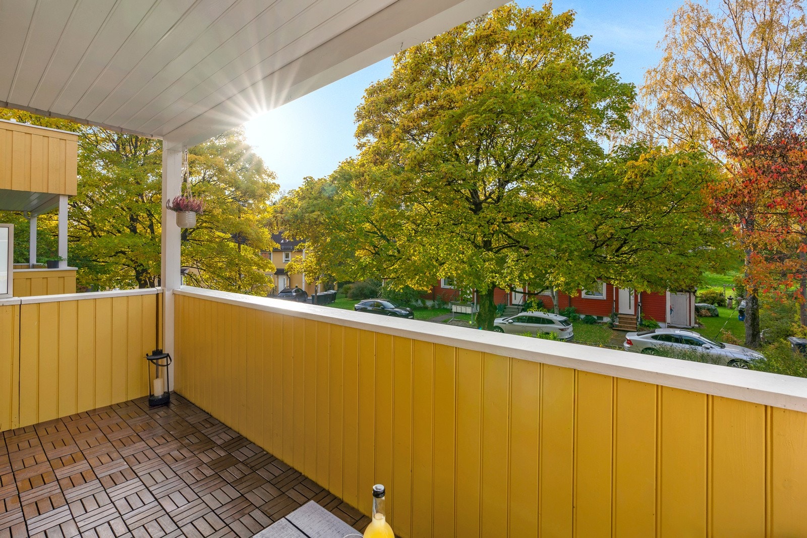 Fra balkongen er det trapp ned til grøntarealet som har et stort potensiale for videre utvikling. Galleribilde