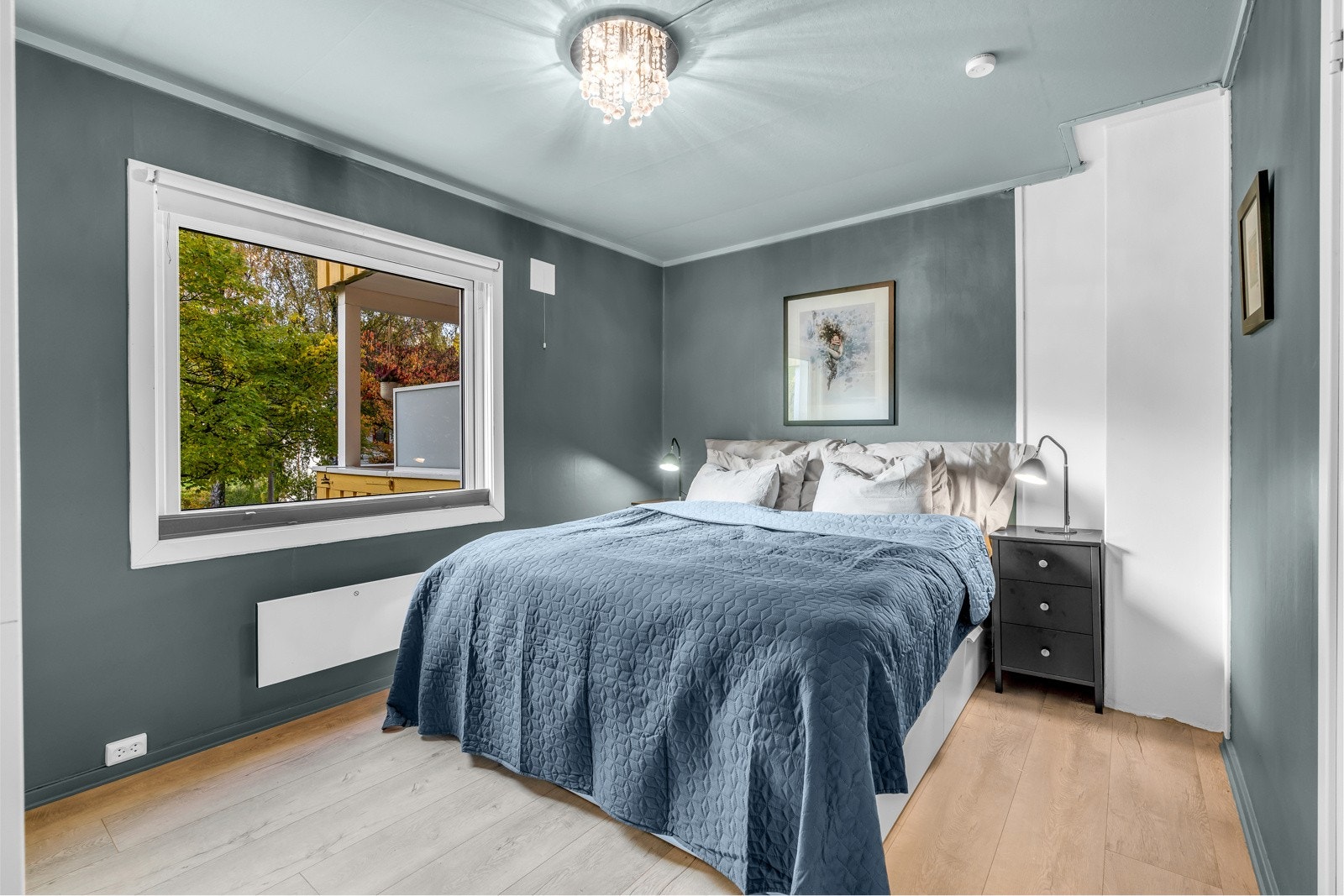 Hovedsoverommet ligger oppe i 2. etasje og byr på god plass til dobbeltseng med tilhørende møblement. Galleribilde