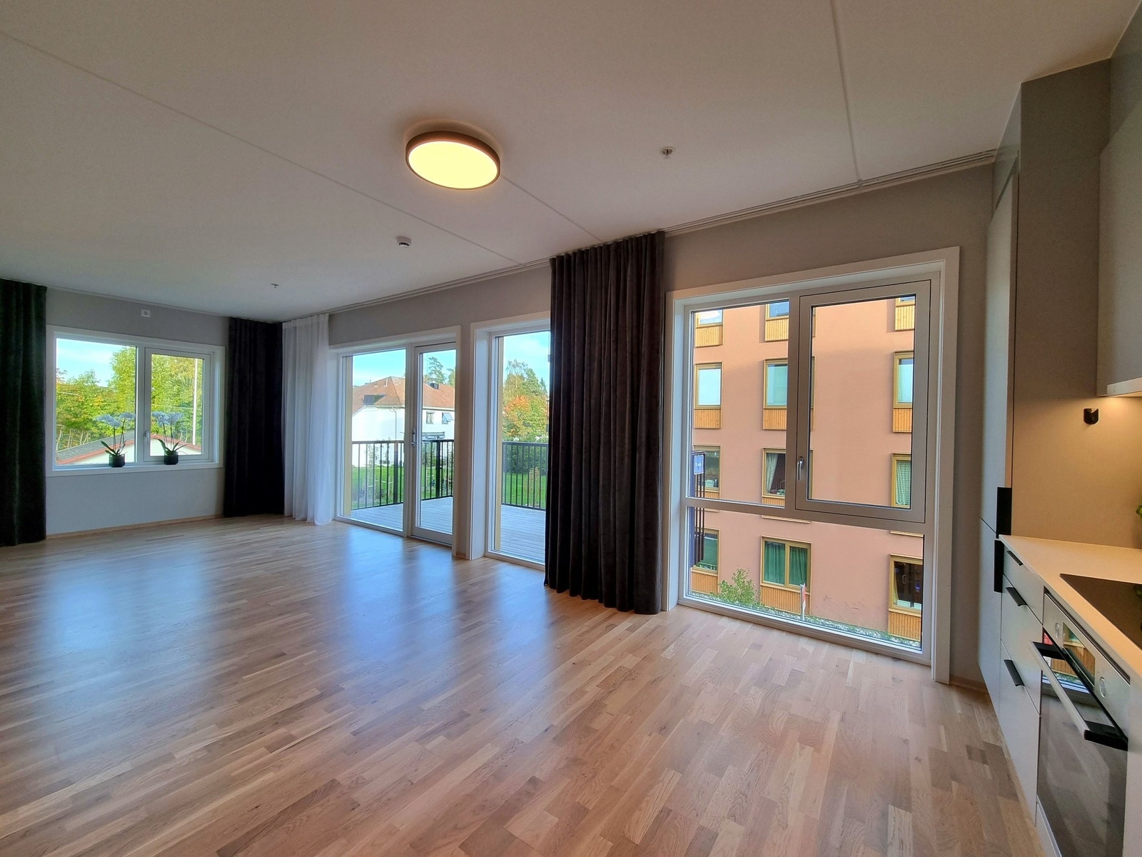 Lys og luftig med store vinduer, god takhøyde Galleribilde