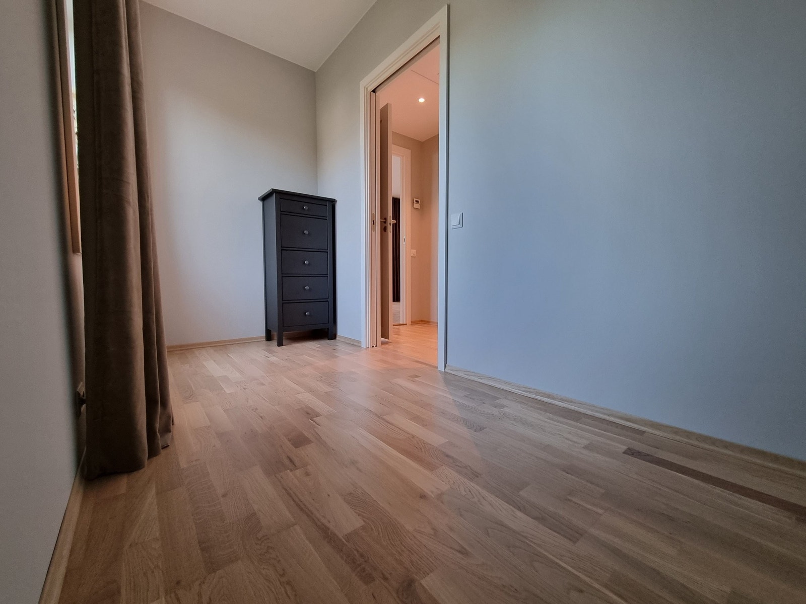 Soverom nr2 egner seg godt til barnerom, kontor, walk inn closet eller gjesterom Galleribilde