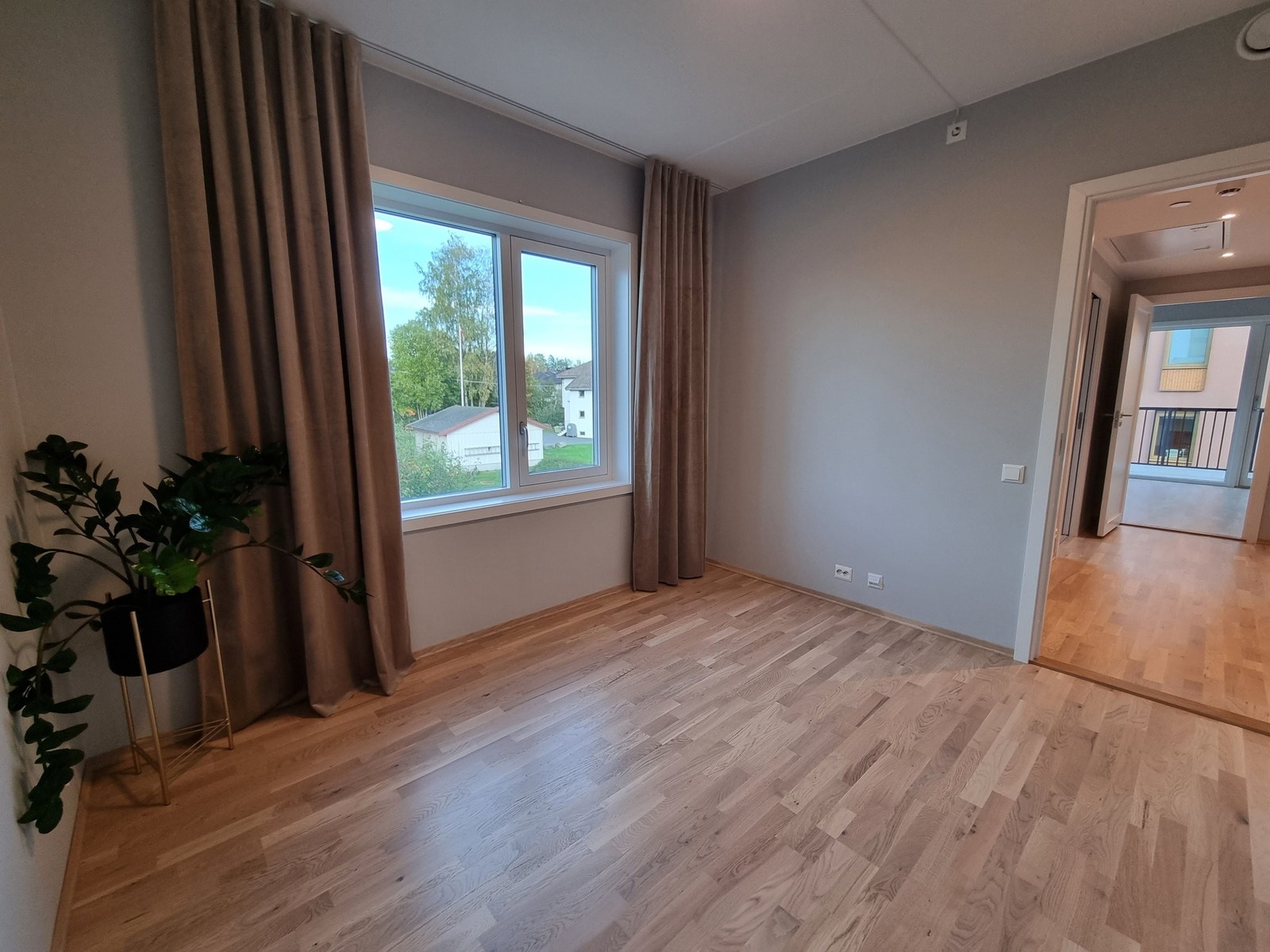Romslig hovedsoverom med plass til dobbeltseng og garderobeskap/kommoder Galleribilde