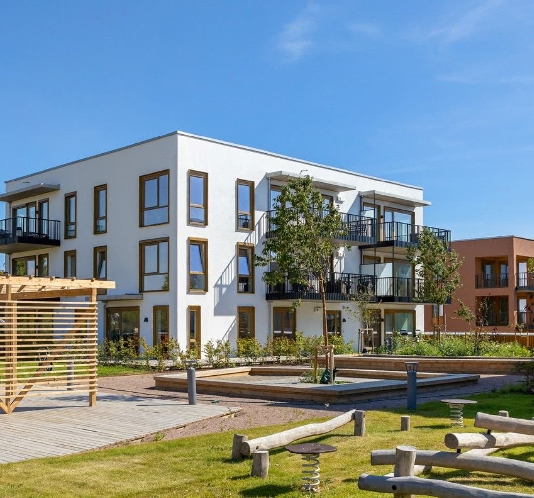Takhage med terrasse, pergola og lekeplass i 2 etasje Galleribilde