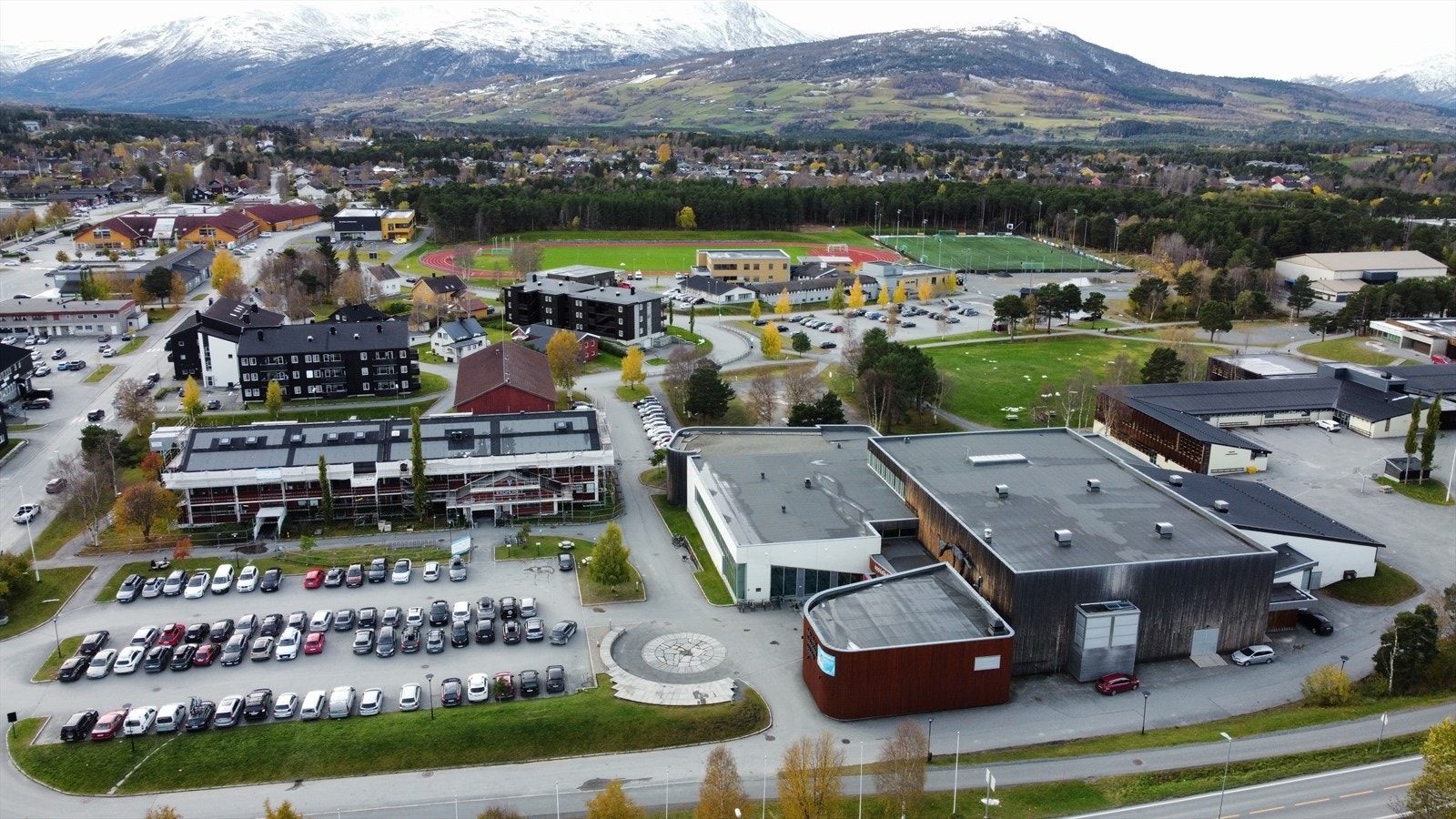 Oppdal sentrum byr på et bredt utvalg av aktiviteter for hele familien, med blant annet svømmebasseng, kino, idrettsbaner, bowling mm. Galleribilde