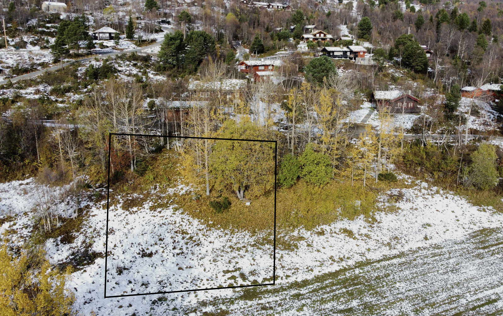 Tomten strekker seg over 1026m² og er regulert til fritidseiendom. Tegningene er kun en stipulert linje av megler, og nøyaktige tegninger fra kommunens arkiv ligger ved i salgsoppgaven. Galleribilde