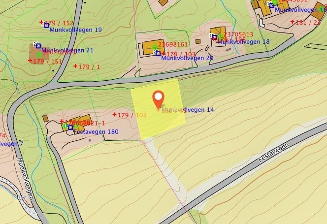 Tomten ligger ved ett allerede etablert hyttefelt, hvor det er etablert et hyttelag man vil ta del av ved etablering av hytte. Galleribilde