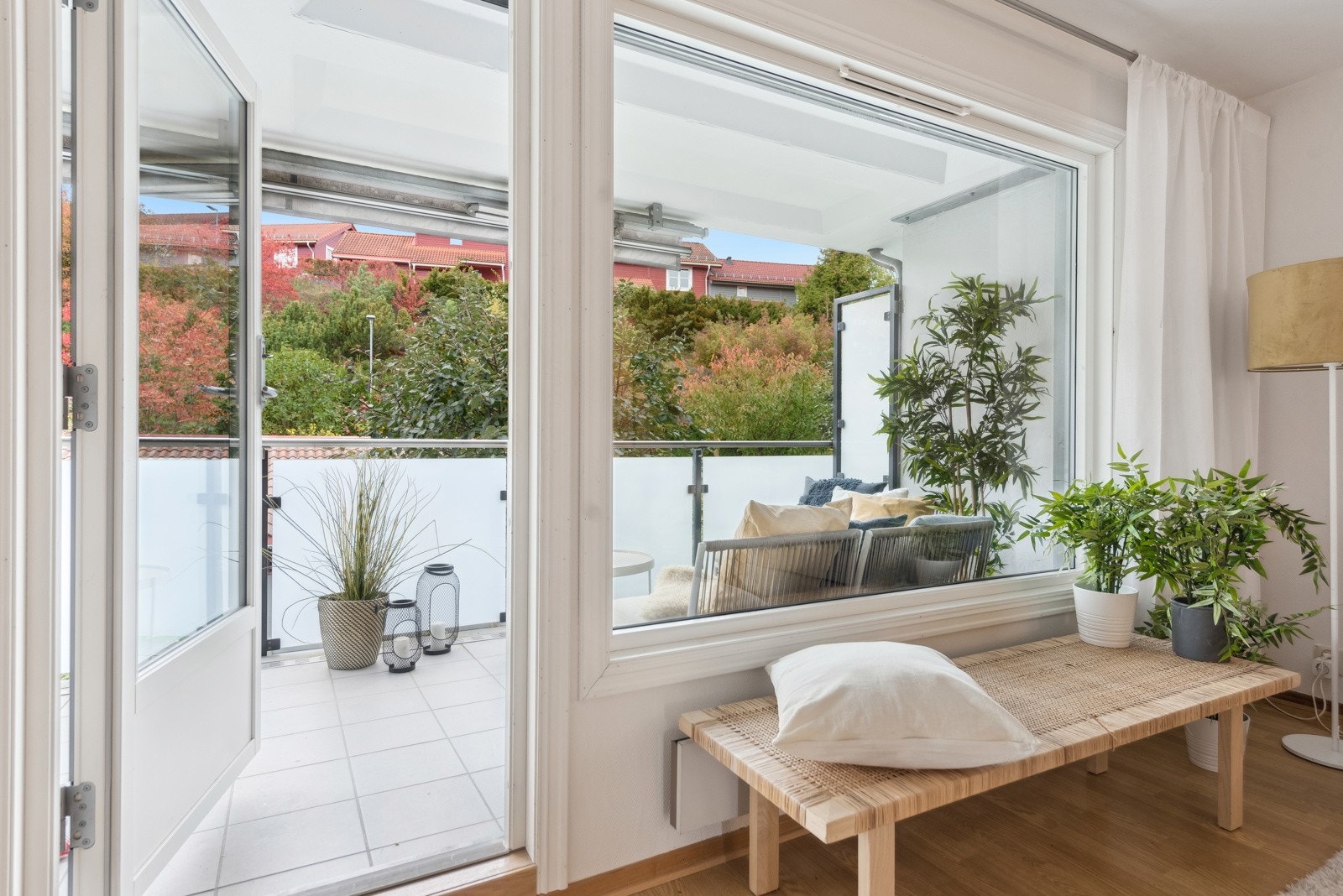 Utgang fra stuen til den nordvestvendte balkongen Galleribilde