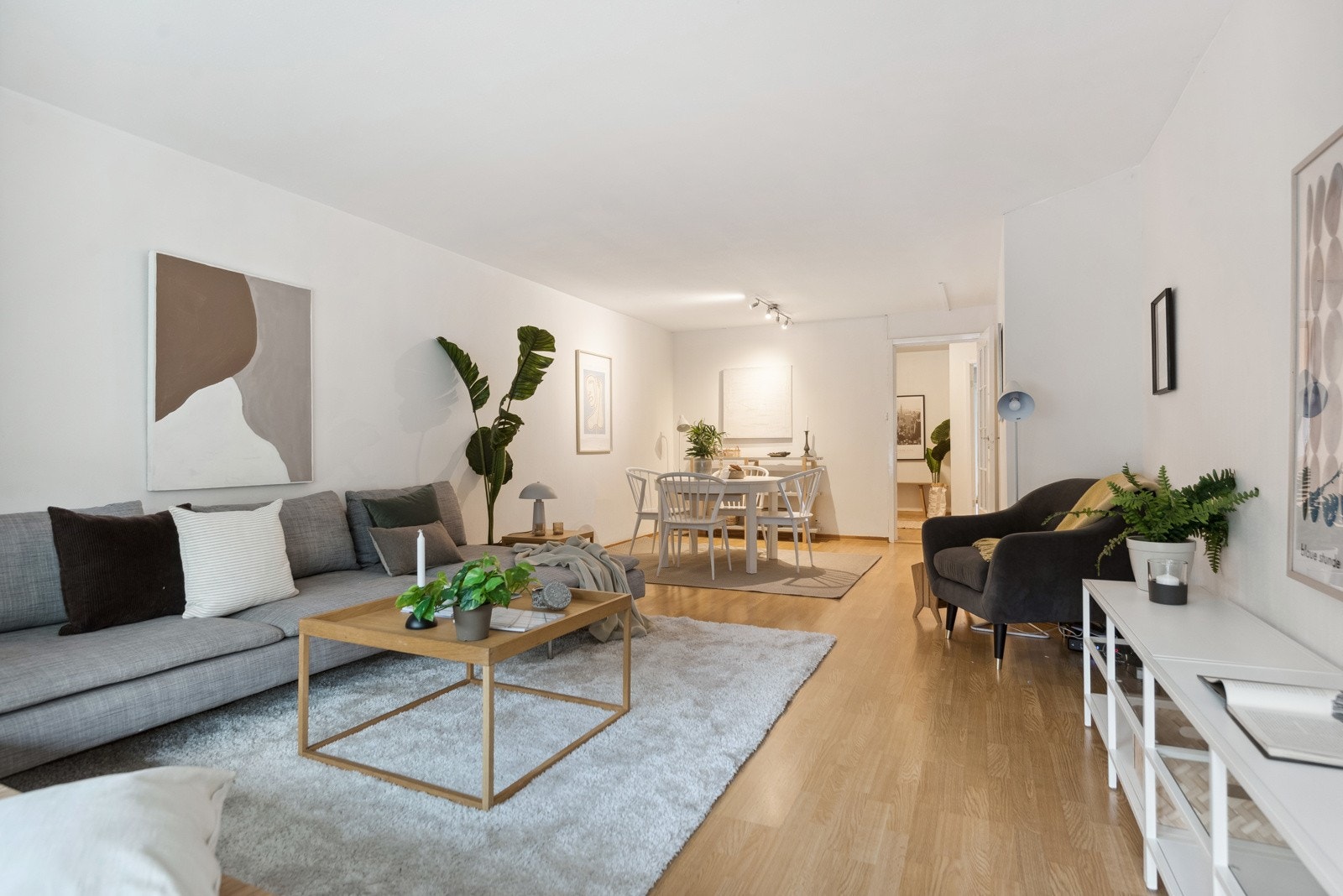 Stuen har god plass til både salong og spisestuedel Galleribilde