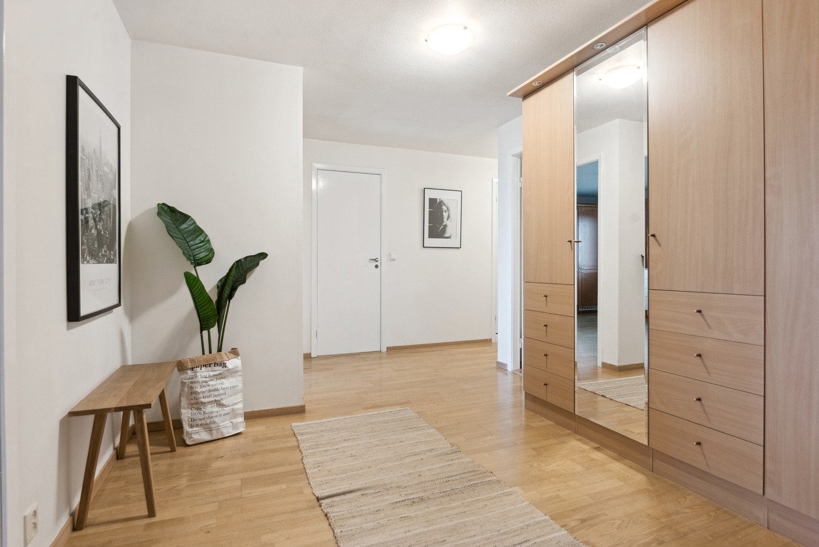 Boligen har en romslig entré med garderobeskap Galleribilde