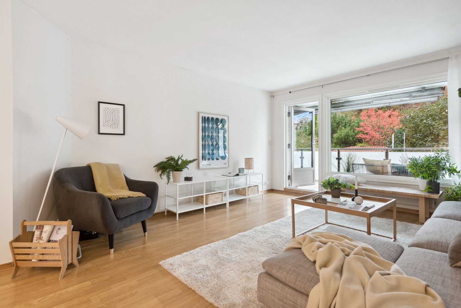 Stuen har utgang til boligens nordvestvendte balkong på ca. 15 kvm Galleribilde