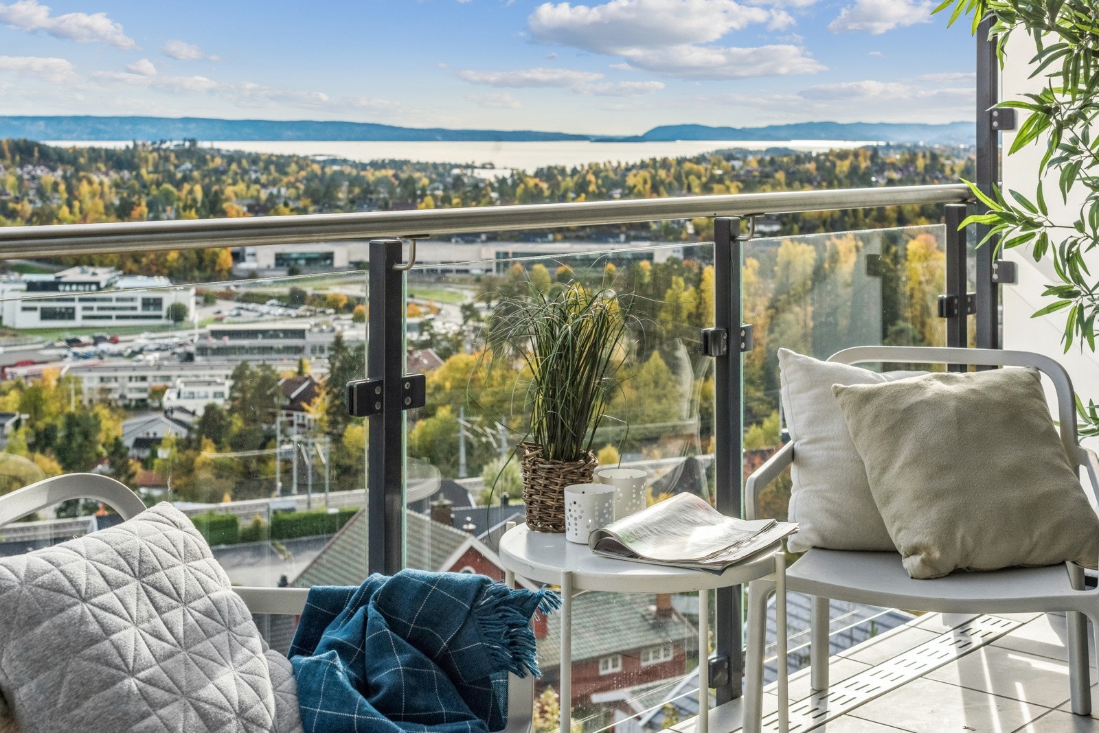 En gjennomgående og romslig 4-roms leilighet med to balkonger, garasje og separate rom Galleribilde