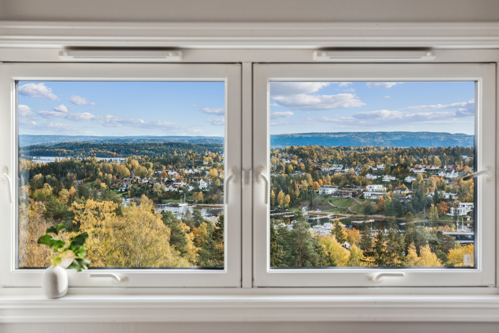 Herlig utsikt fra soveromsvinduene på både soverom 2 og 3 Galleribilde