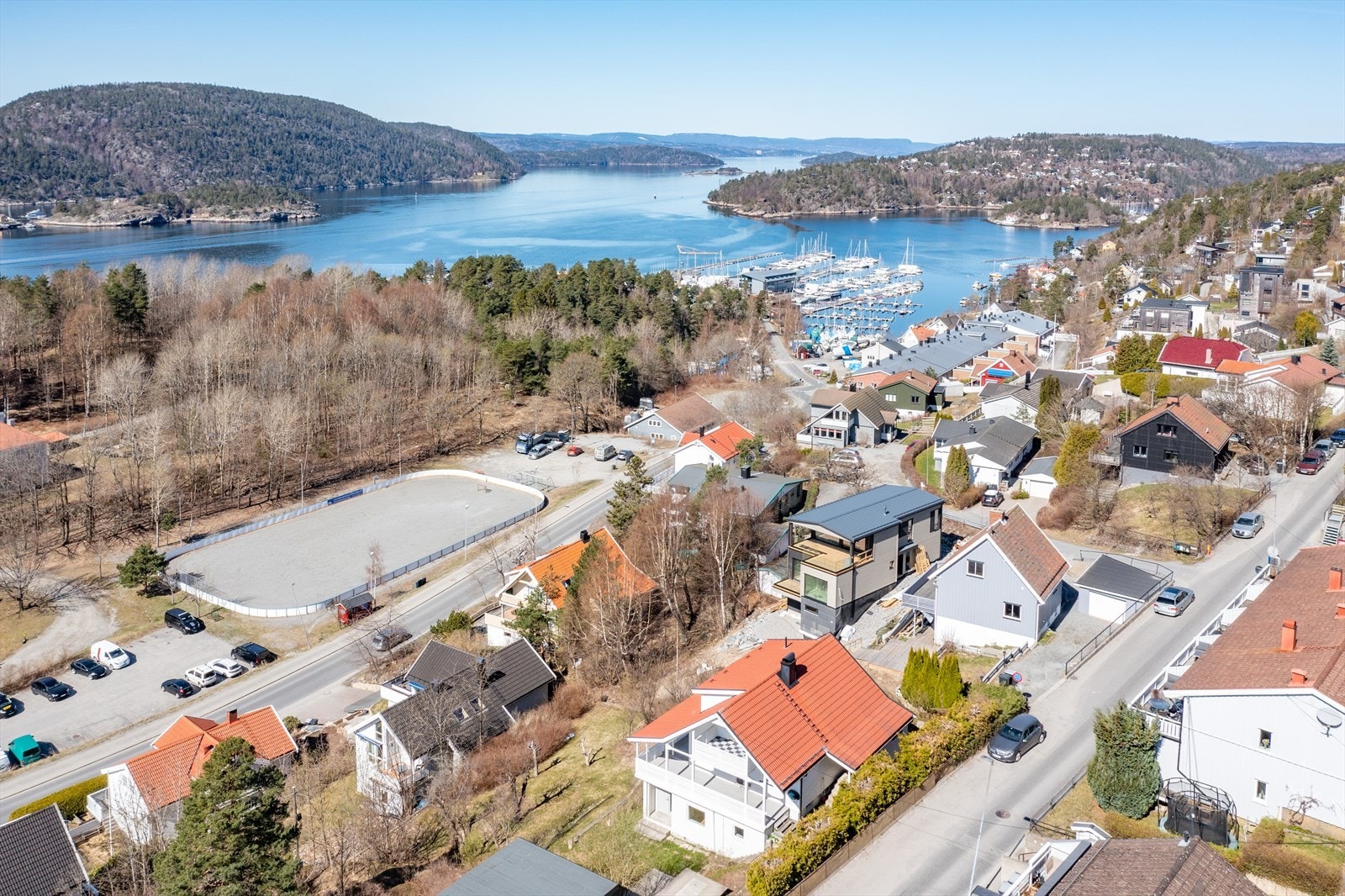 Fra eiendommen er det kort gangavstand til Badeparken, havnen og Drøbak sentrum. Galleribilde