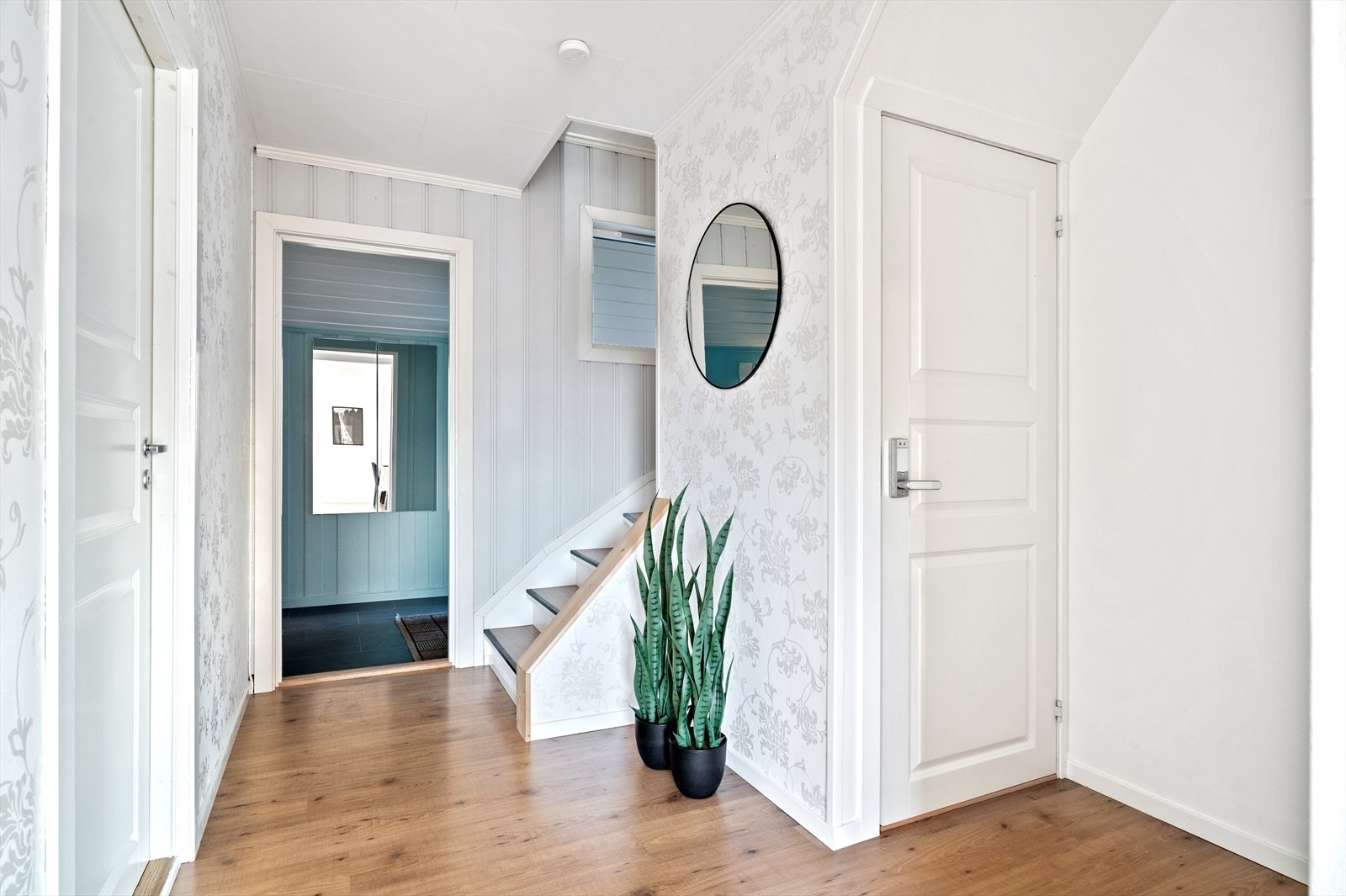 Gang med nedgang til underetasje. Galleribilde