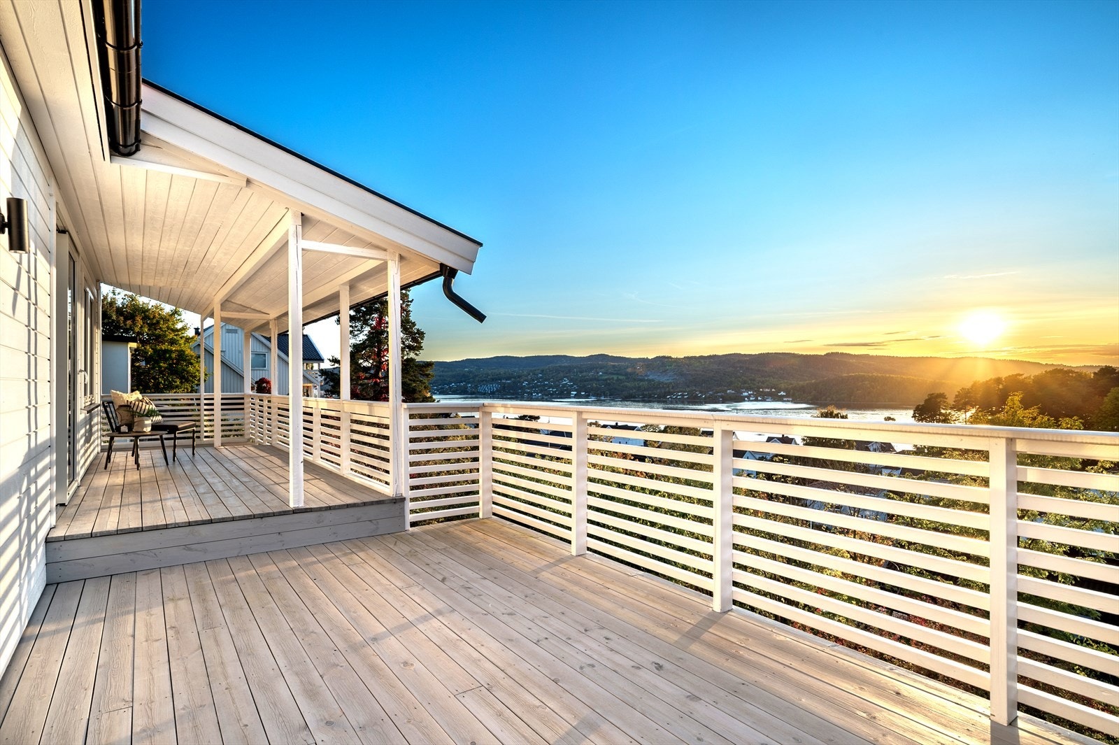 Boligen ligger usjenert til med mange uteplasser. Galleribilde