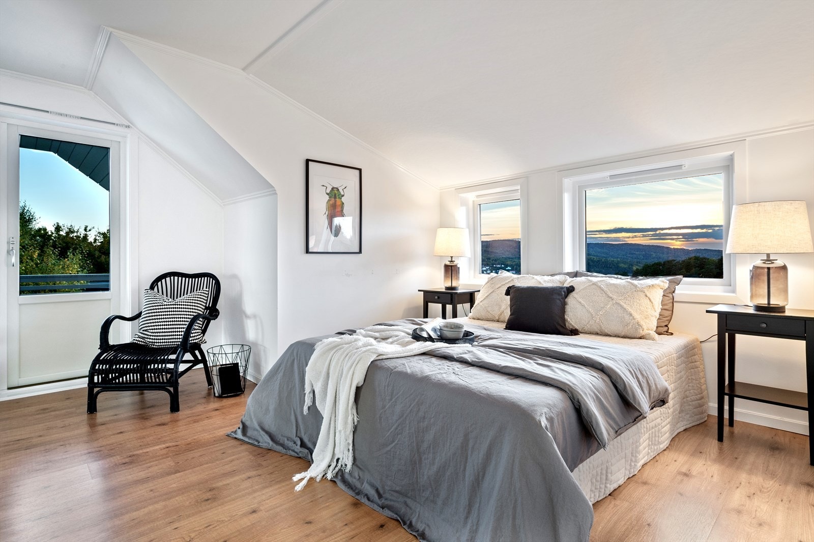 Soverom 1 i andre etasje har direkte utgang til stor veranda. Galleribilde