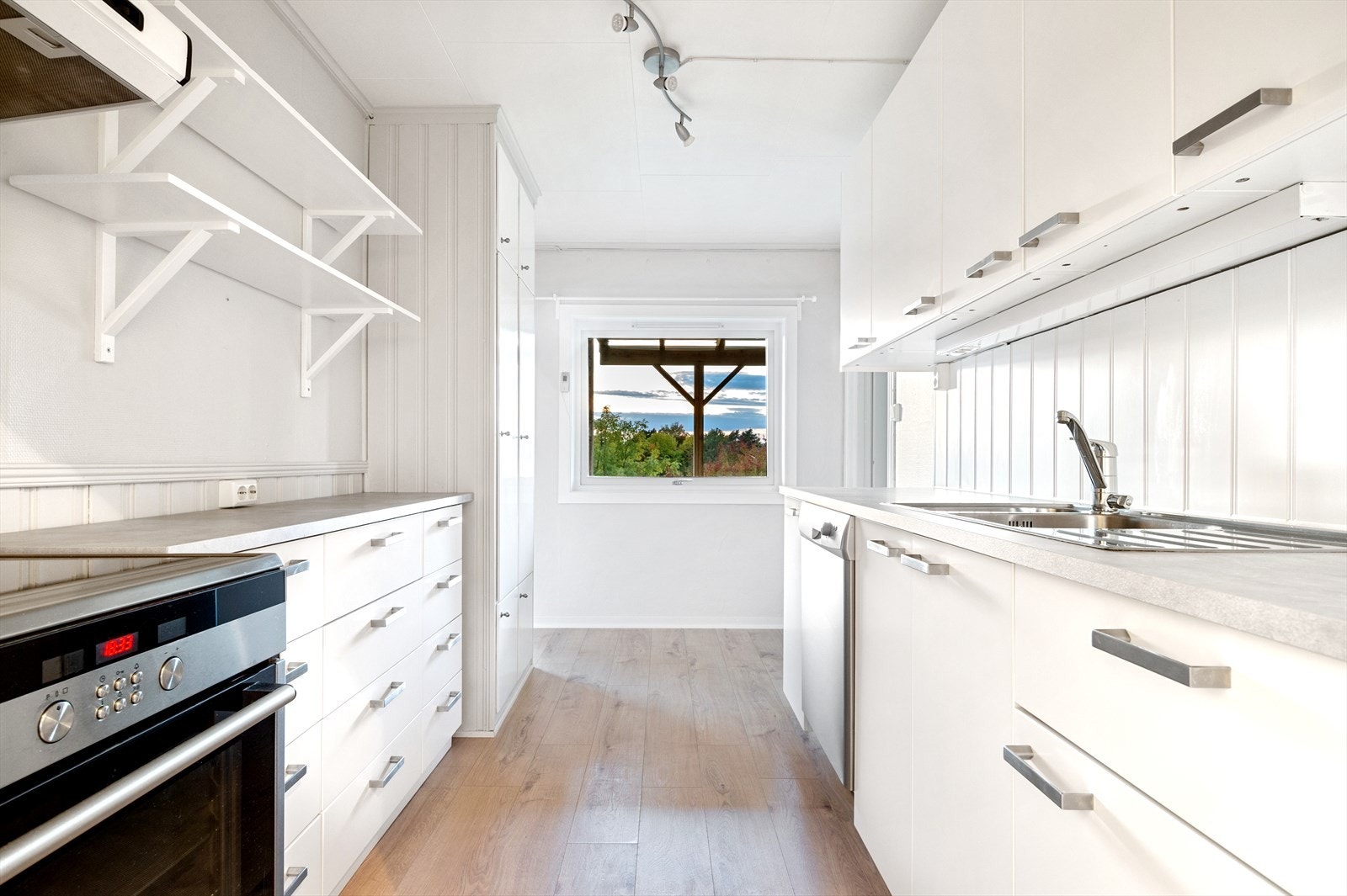 Kjøkken i underetasjen. Galleribilde