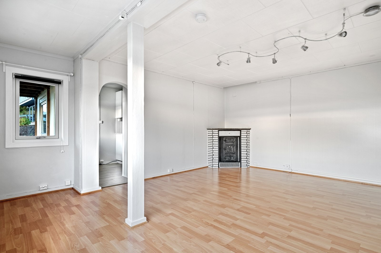 Stue i underetasje med kamin. Galleribilde