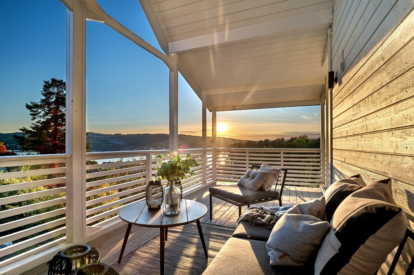 Stor sydvestvendt terrasse med fantastiske sol og utsiktsforhold. Galleribilde