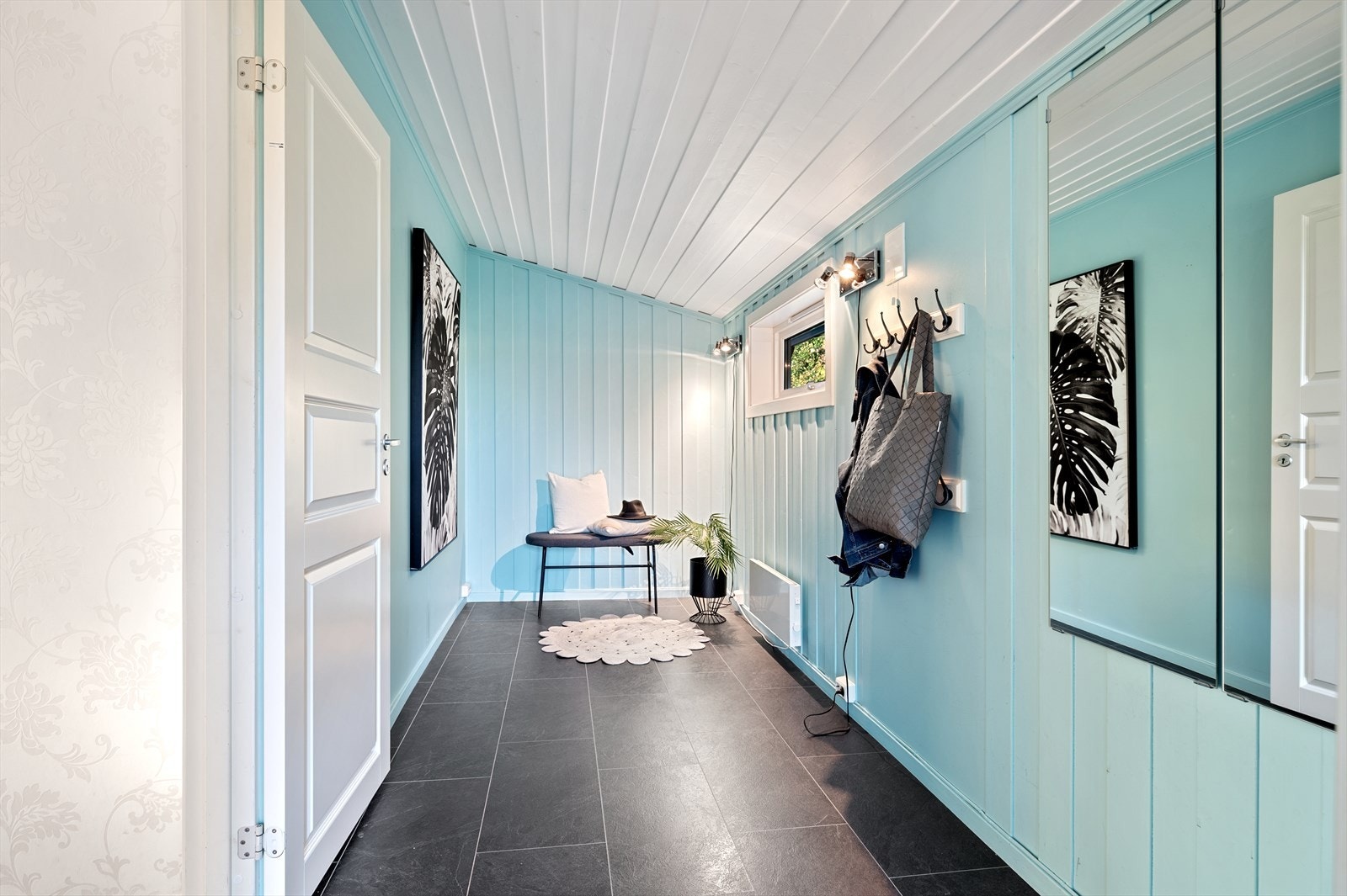 Romslig entre med garderobe. Galleribilde