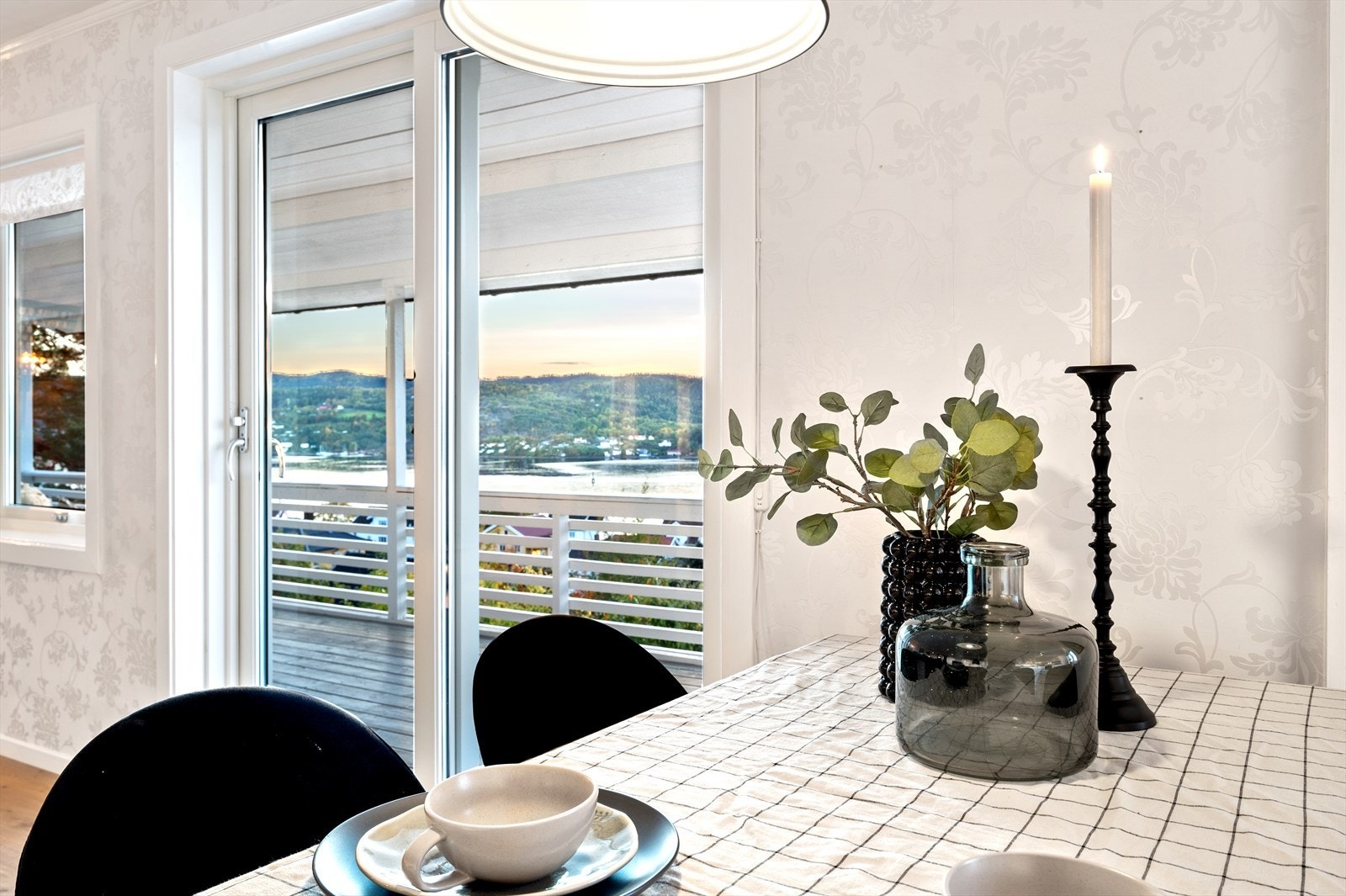 Utgang fra stue til stor terrasse mot sør og vest. Galleribilde