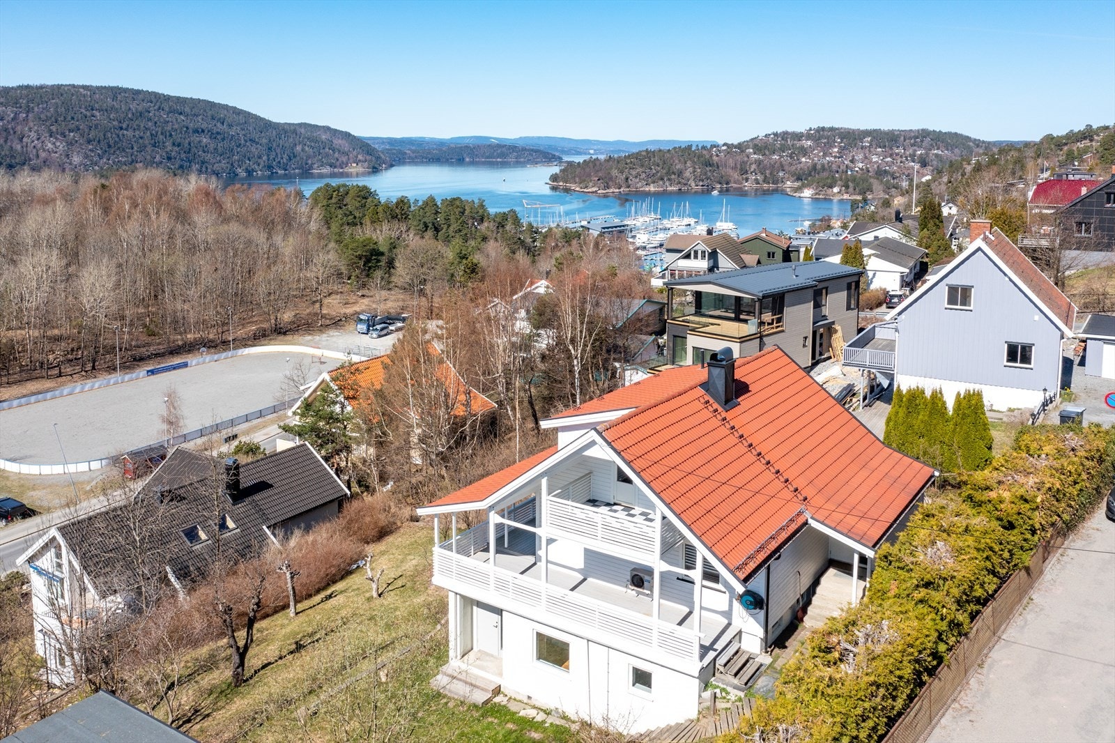 Stor og solrik tomt med optimale solforhold i barnevennlige omgivelser. Galleribilde