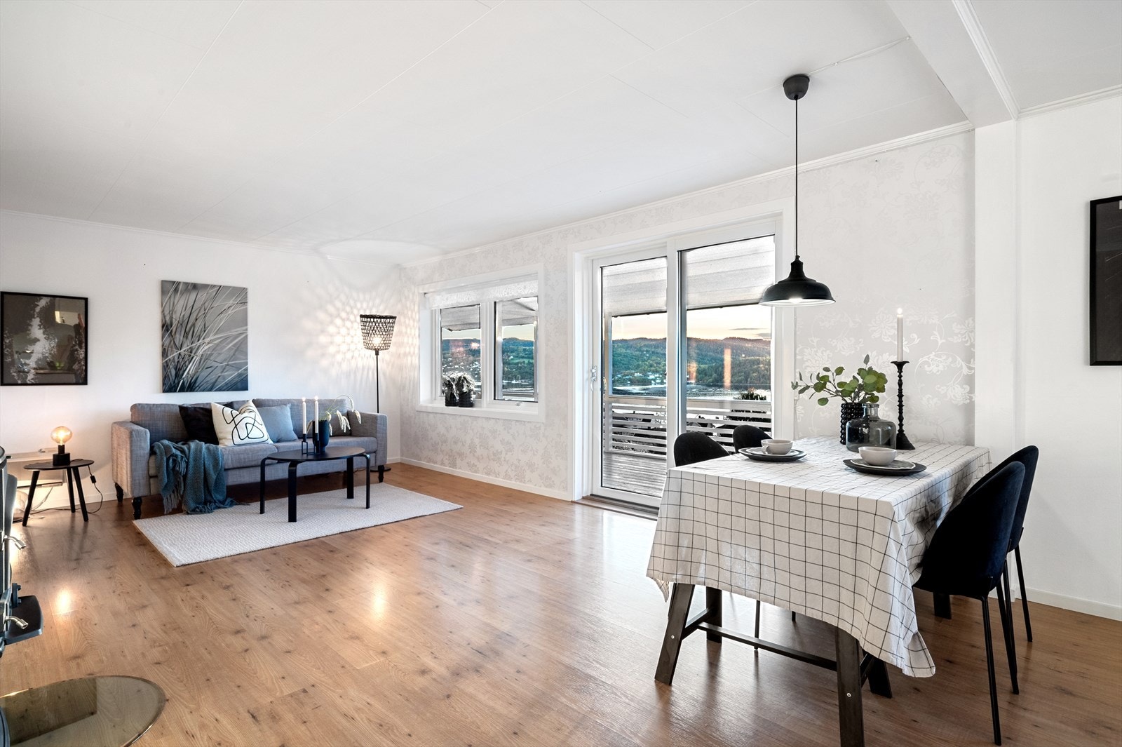 Stue med rikelig vinduer og naturlig lys. Galleribilde