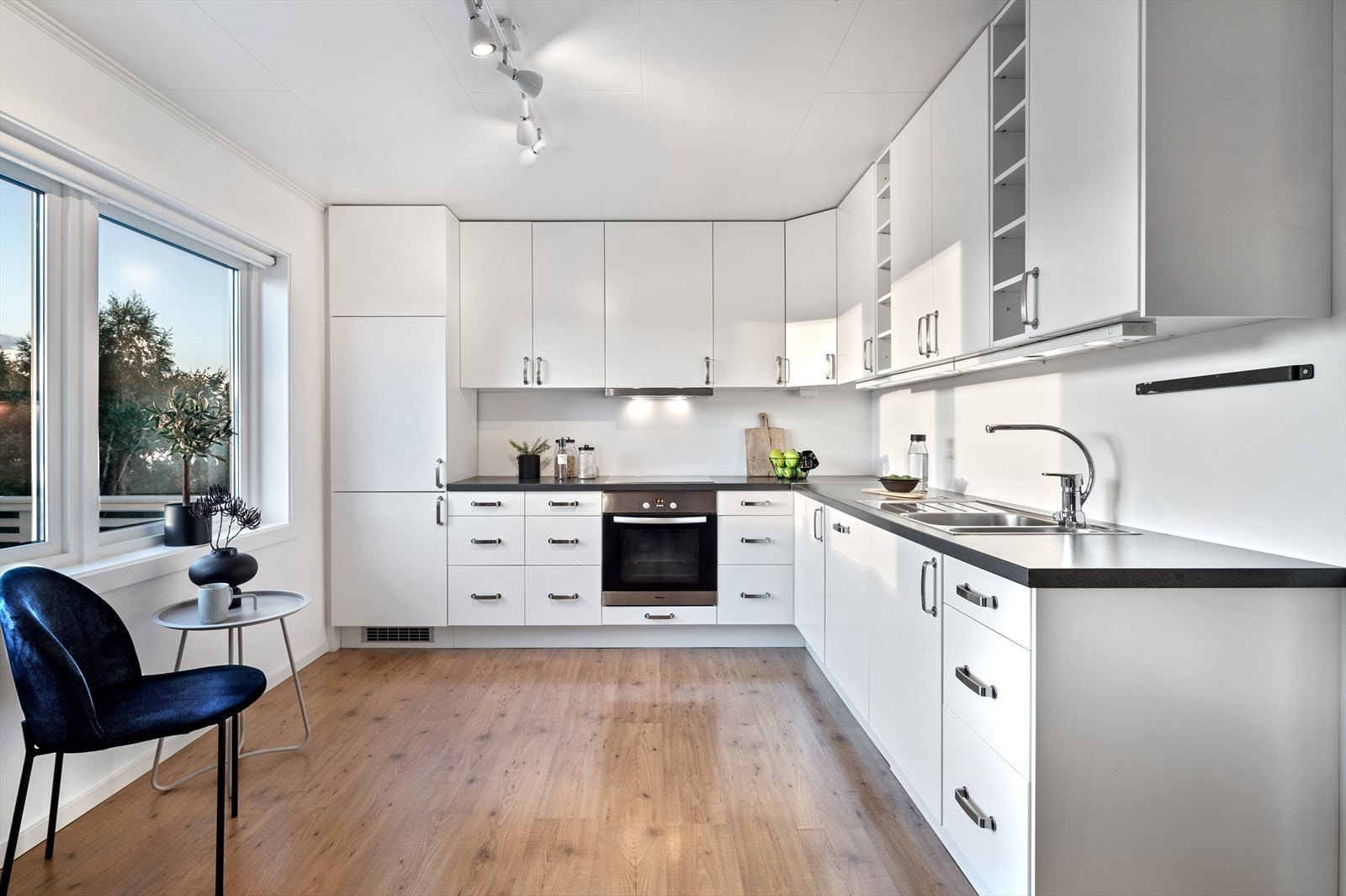 Moderne kjøkken med integrerte hvitevarer. Galleribilde