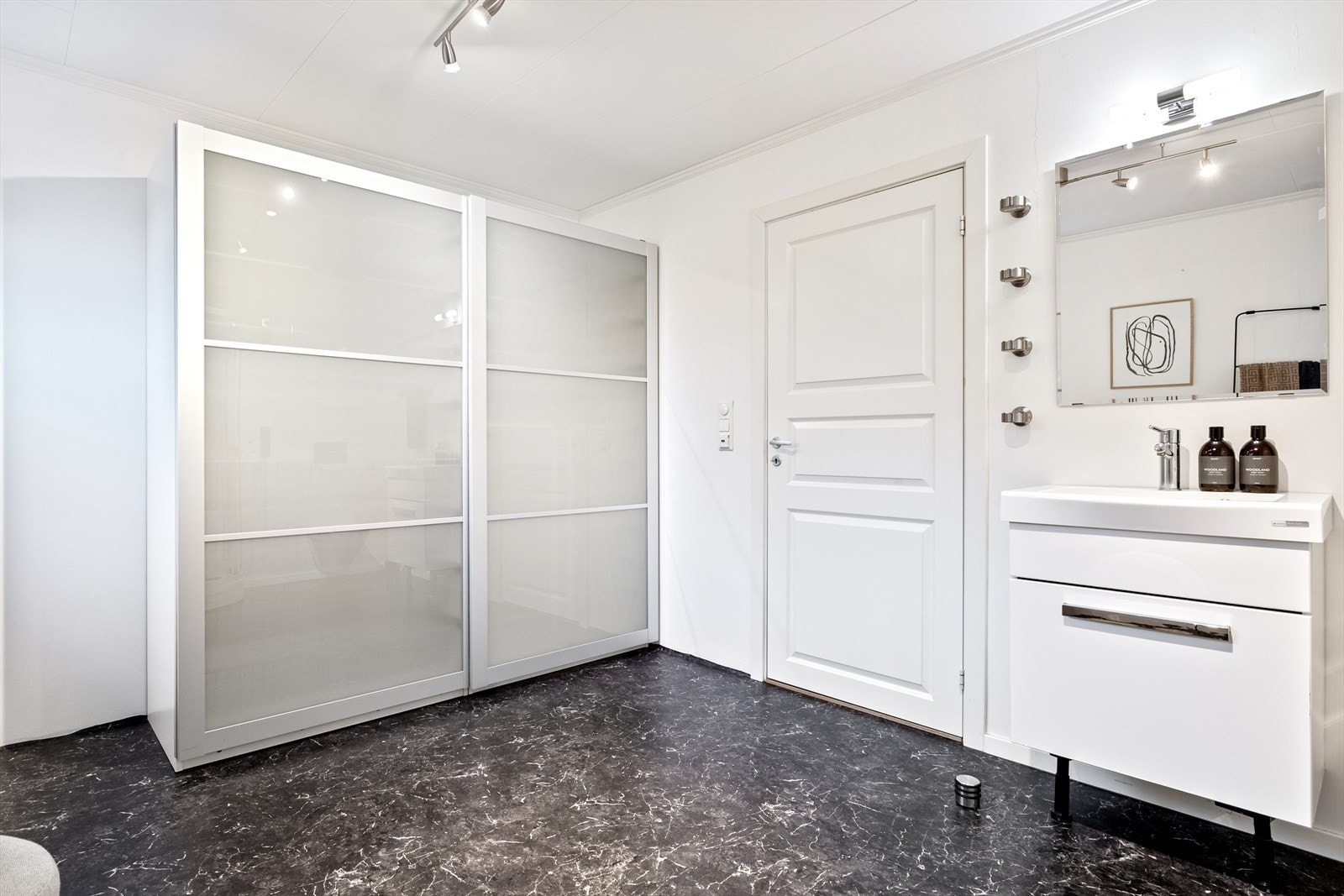 Stort bad og vaskerom i 1.etasje. Galleribilde